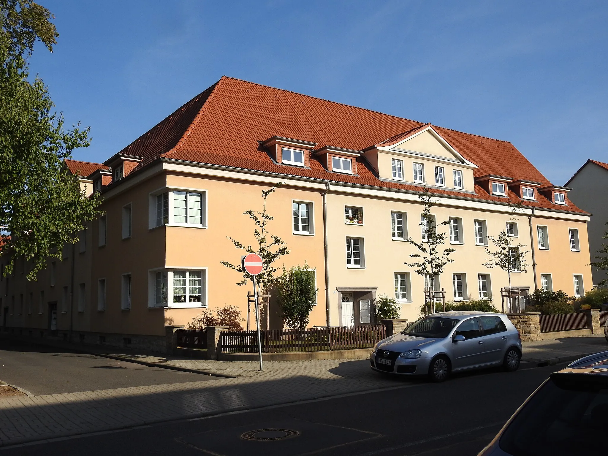 Photo showing: Kulturdenkmal; Erfurt-Daberstedt; Bauliche Gesamtanlage; Wohnanlage Jenaer Straße