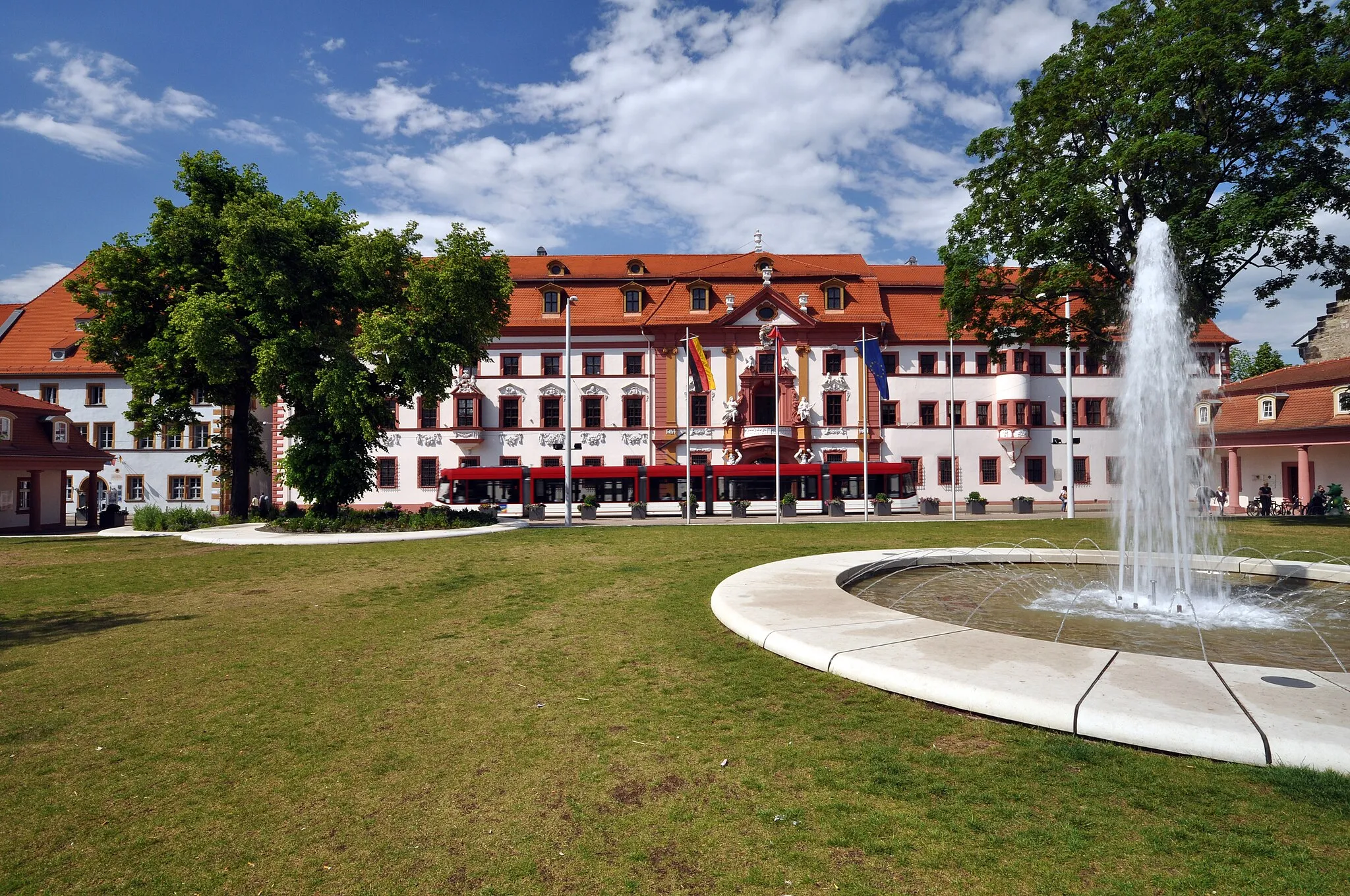 Photo showing: Erfurt (View through the Hirschgarten to the Staatskanzlei)