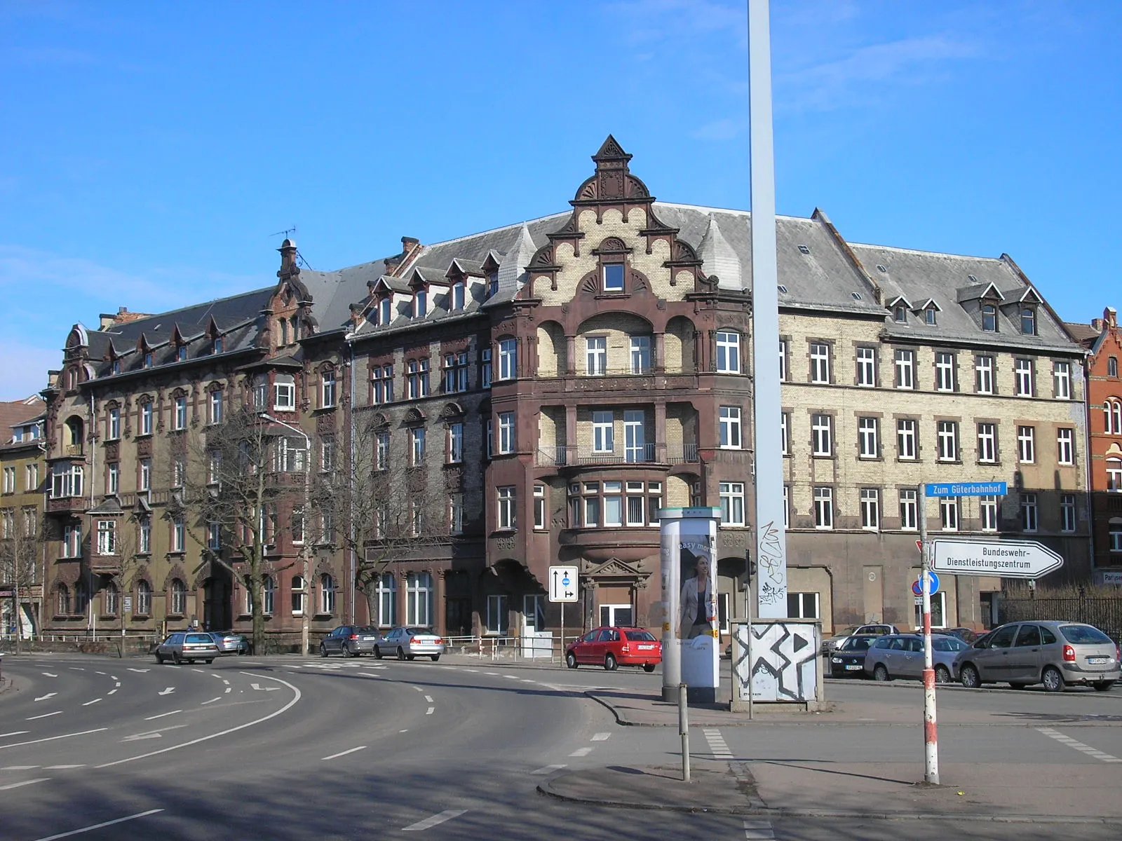 Photo showing: Das Eckhaus auf der Ecke Thälmannstraße/Raiffeisenstraße in Erfurt (Thüringen).