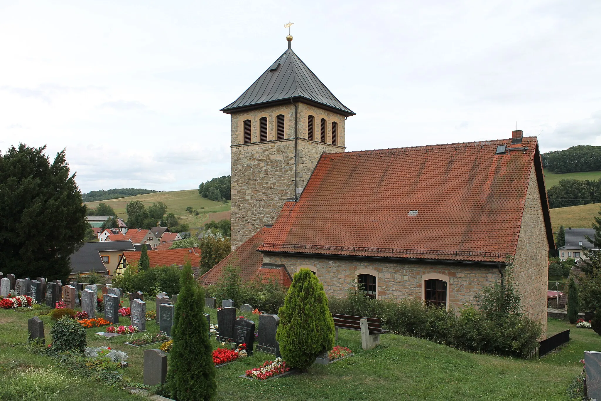 Photo showing: Kirche in Harpersdorf, Ansicht vom Friedhof mit Blick Richtung Dorf.