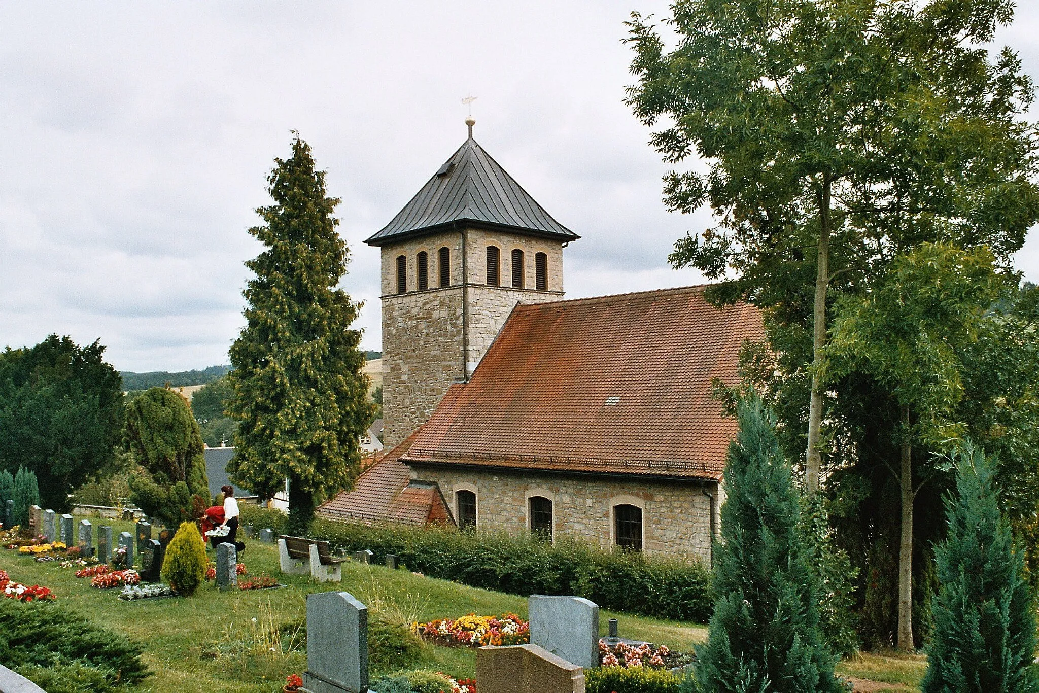 Photo showing: Harpersdorf (Kraftsdorf)- the village church and the churchyard