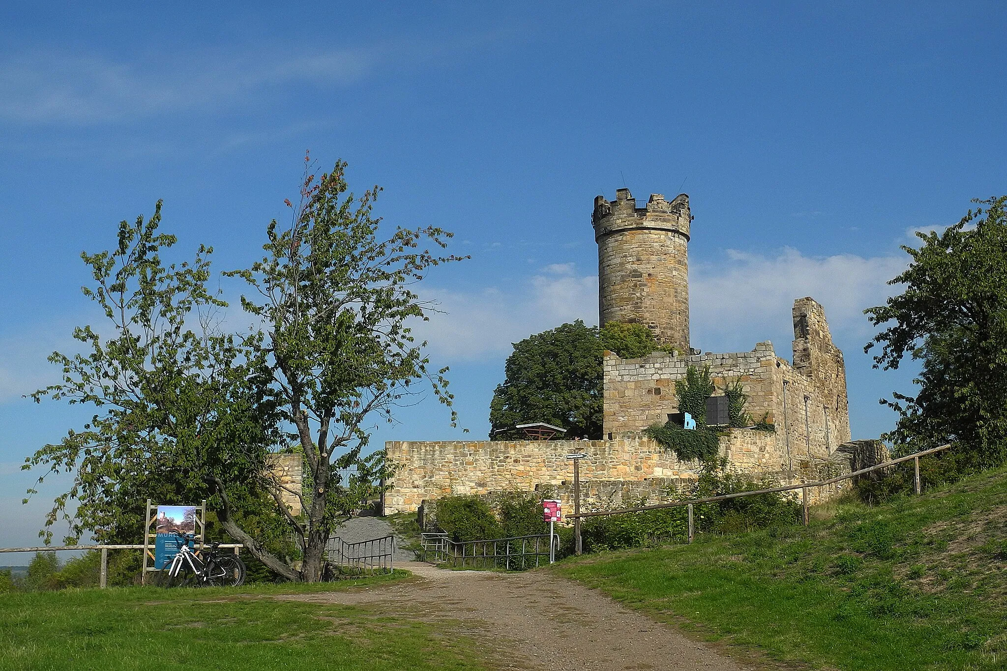 Photo showing: Die Burgruine Mühlburg bei Mühlberg in Thüringen