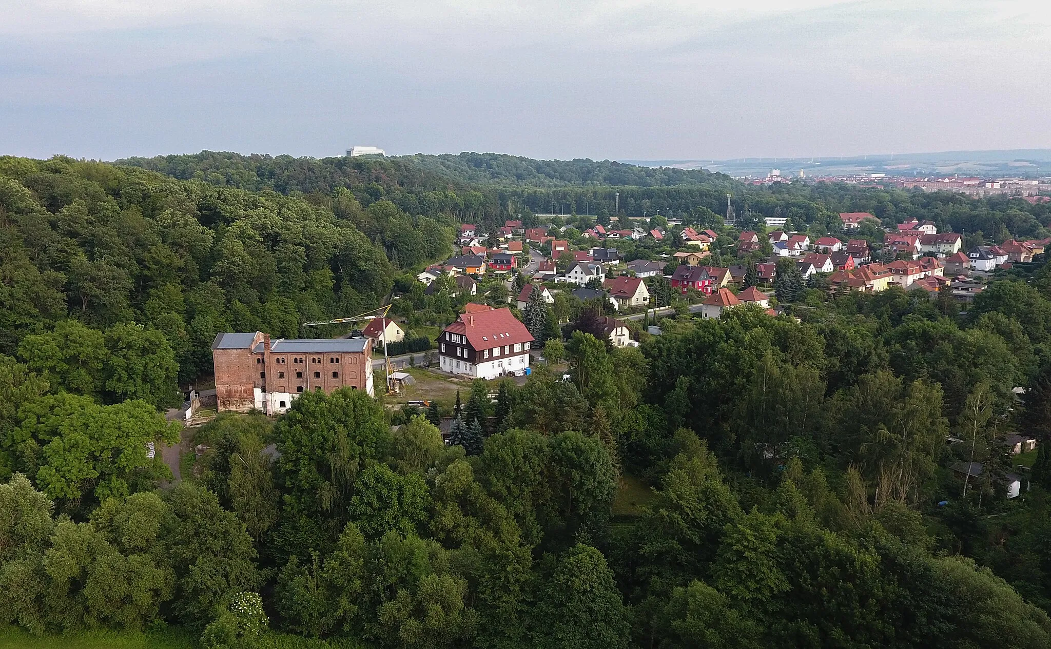 Photo showing: Die Ellermühle (links) mit Wohnhaus. Im Hintergrund die Eller-Siedlung (Klein-Krimderode)