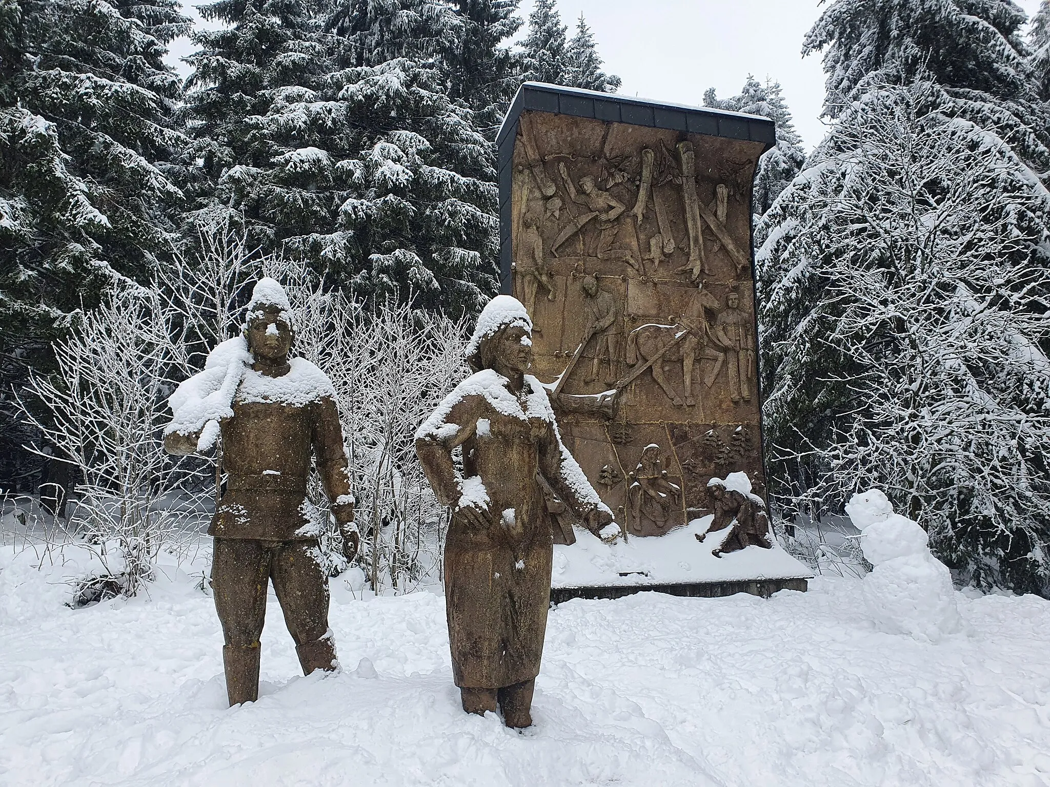 Photo showing: Forstarbeiterdenkmal bei Oberhof im Winter