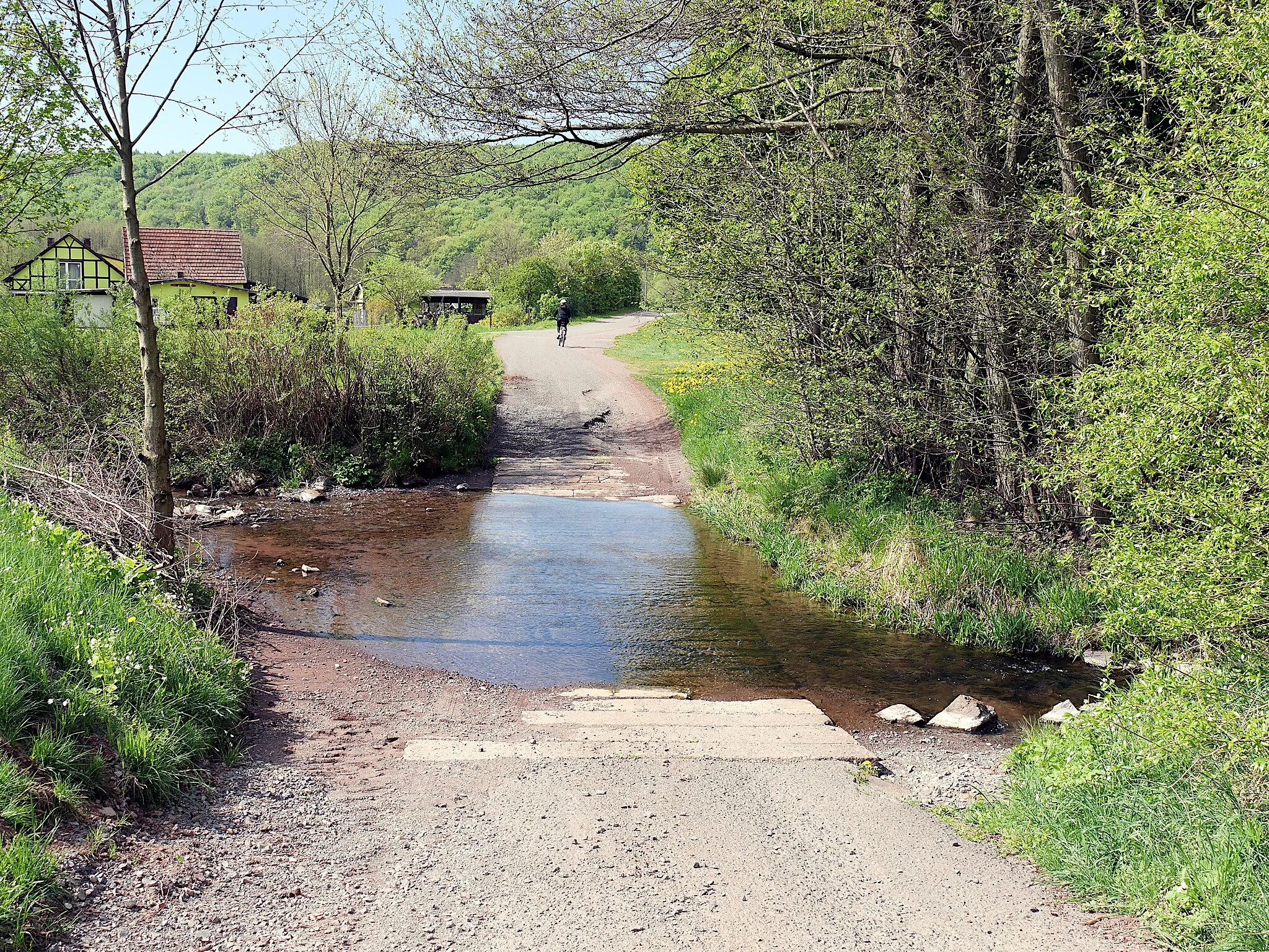 Photo showing: Querbare Furt durch die Sülze im Verlauf des Ochsenwegs zwischen Cleysingen und Werna. Der Fahrradweg wird über einen Steg rechts nebem der Furt geführt.