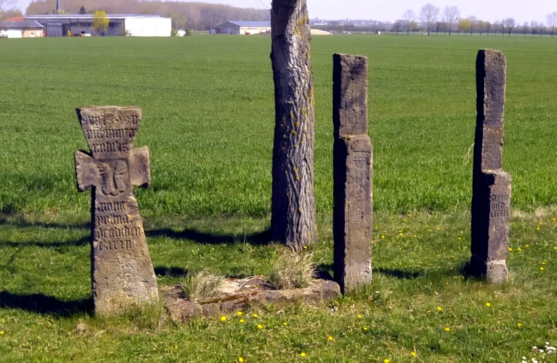 Photo showing: Frienstedt: 2 Steinsäulen, 1 Bodenplatte und 1 Steinkreuz