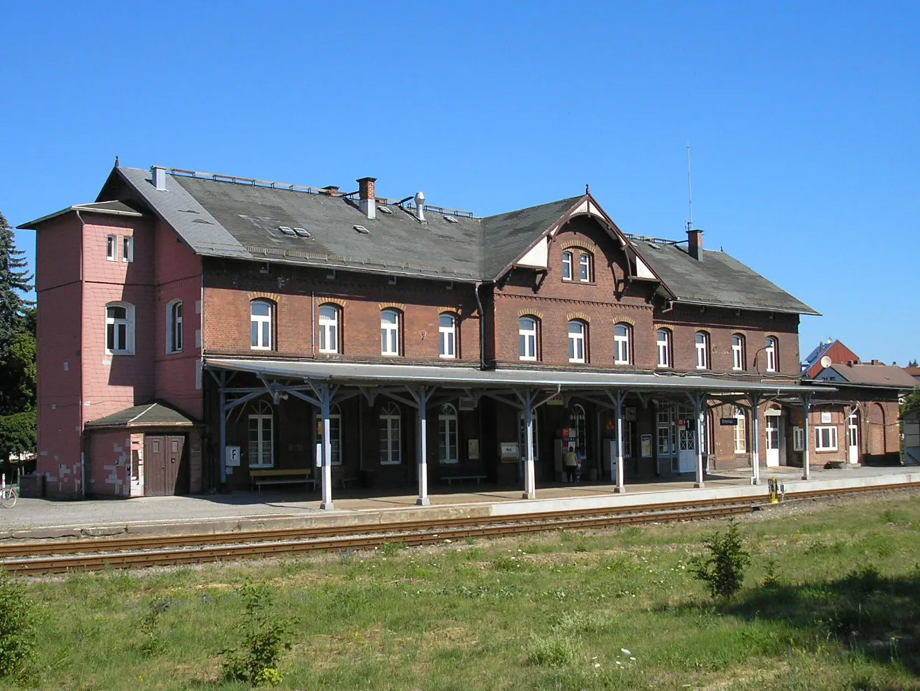 Photo showing: Der Ilmenauer Bahnhof, gleisseitig.