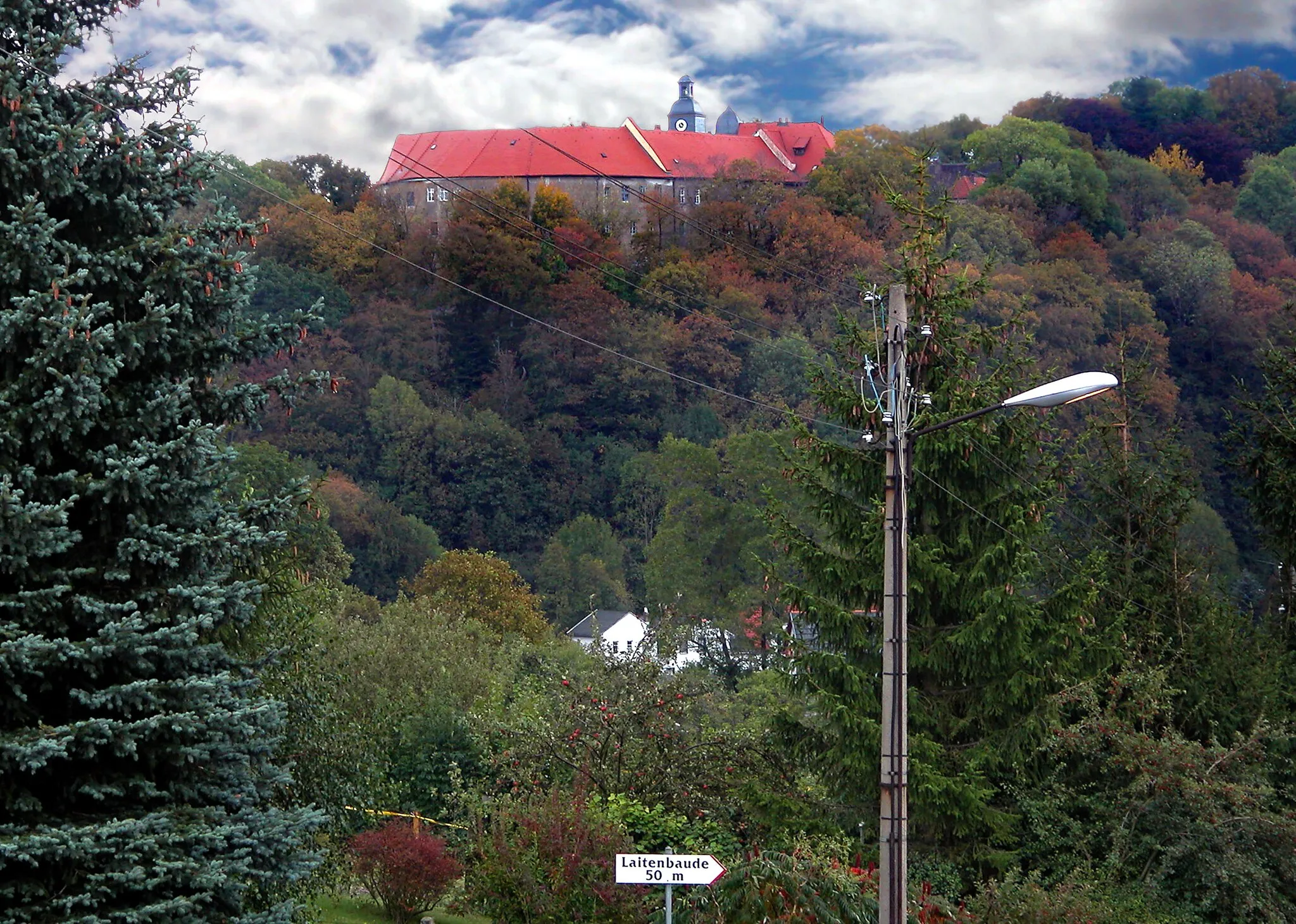 Photo showing: 30.09.2004   99880  Waltershausen: Schloß Tenneberg (GMP: 50.895508,10.552120). Das Schloß Tenneberg ist der Rest einer mittelalterlichen Spornburganlage der Thüringer Landgrafen, die durch mehrfache Umbauten als Jagdschloß und Nebenresidenz der Gothaer Herzöge diente und gegenwärtig als Museum genutzt wird. Bereits 1168 trat ein Burgmann Heidenreich von Tenneberg in Erscheinung. Die Vierflügelanlage stammt aus der Renaissance, Hauptbauzeit war Mitte des 16. Jahrhunderts. Arkadengang an der Hofseite des Ostflügels 17. Jahrhundert. Im Westflügel Festsaal, im Südflügel Kapelle, beide vermutl. nach Entwürfen des Herzoglich Gothaischen Oberbaudirektors Wolf Christoph Zorn von Plobsheim (um 1720). Deckengemälde von Johann Heinrich Ritter. Das Museum im Schloß wurde am 20. Oktober 1929 eröffnet.                                                                                                                                                                                   [DSCN5370.JPG]20040930080DR.JPG(c)Blobelt