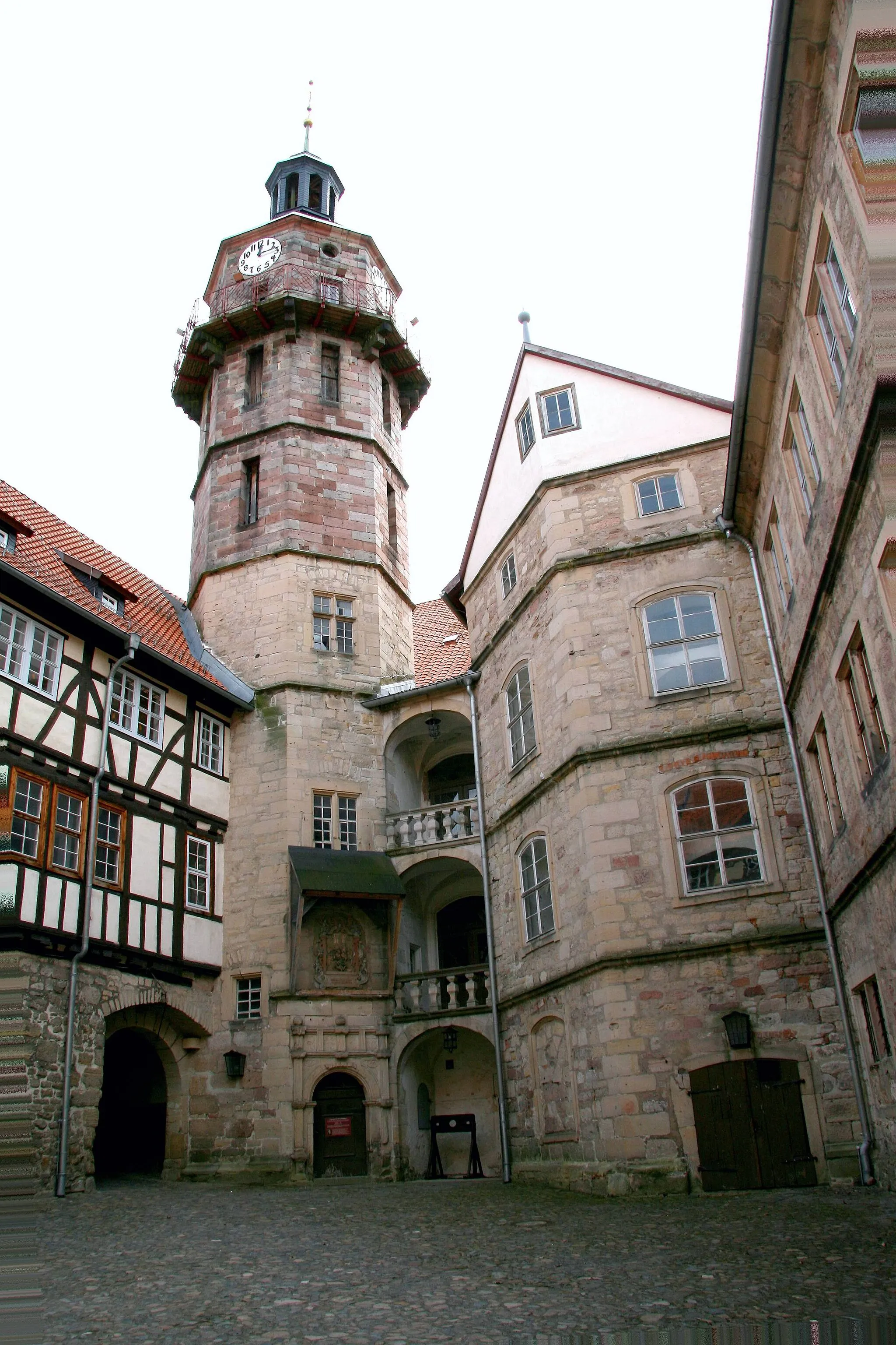 Photo showing: Schloss Bertholdsburg in Schleusingen. Aussichtsturm (Hauptturm) an der SÃ¼dostecke des Innenhofes. Daten: HÃ¶he des Turmes 38 m, 128 Stufen, 1597 Neuaufbau, Turmuhr seit 1561 (1934 renoviert).