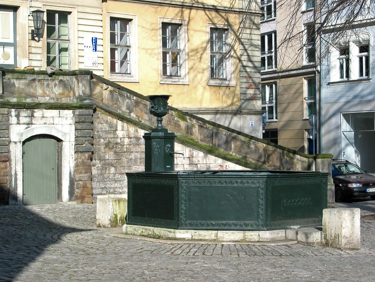 Photo showing: Der Herderbrunnen aus dem Jahr 1832 von Clemens Wenzeslaus Coudray auf dem Herderplatz in Weimar. Dahinter die Freitreppe des 1712 gegründeten Wilhelm-Ernst-Gymnasiums Weimar.