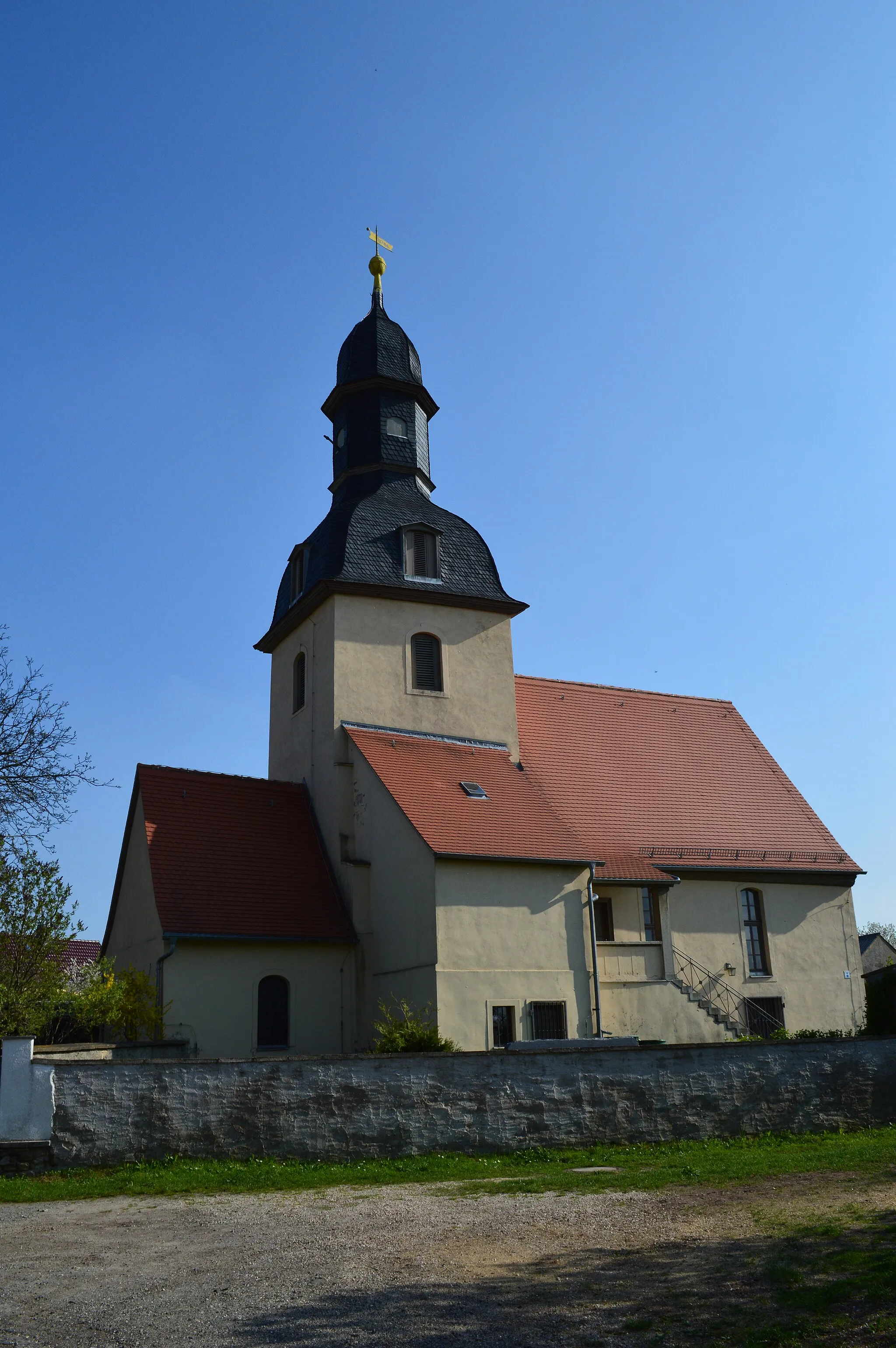 Photo showing: Church and cemetery of Dürrenebersdorf, Gera, Germany, in May 2013