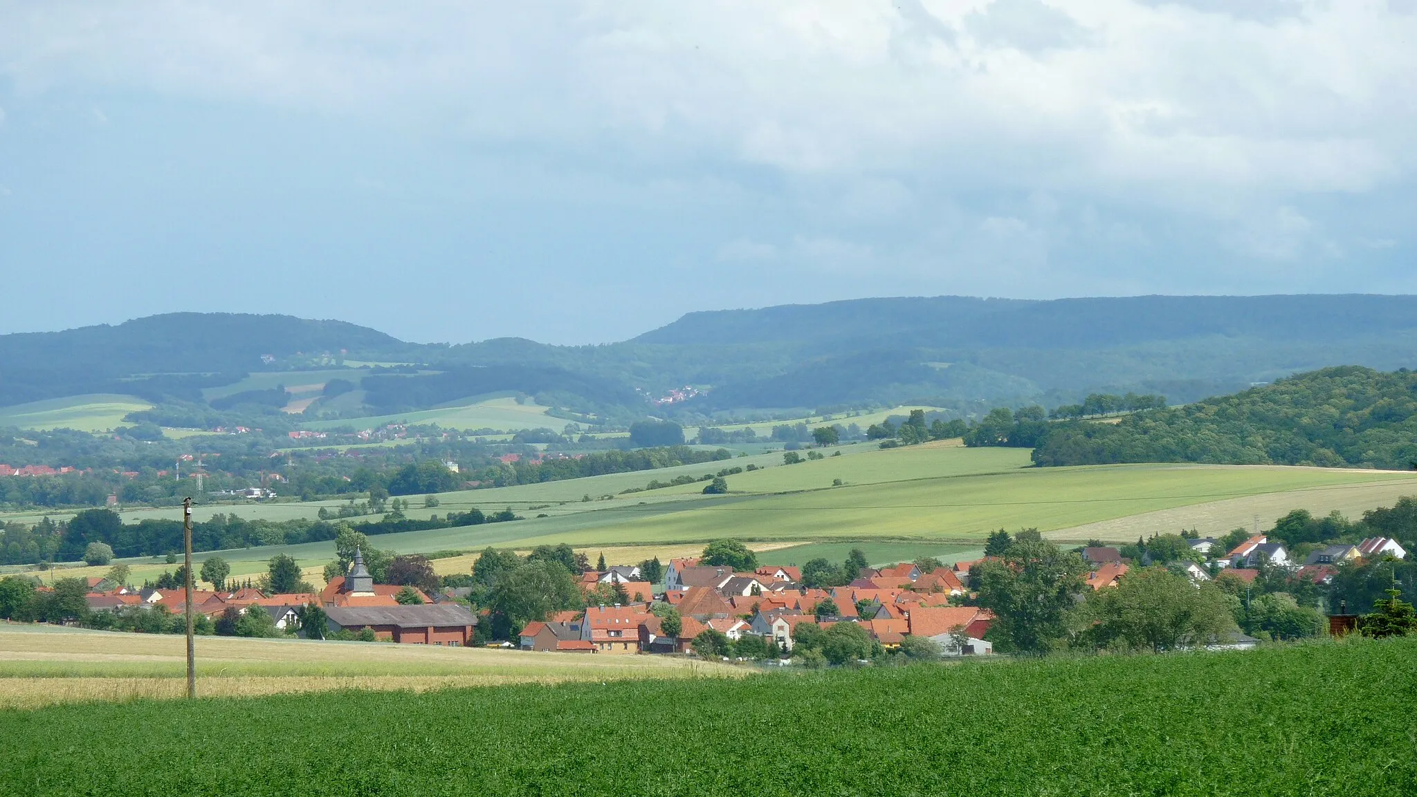 Photo showing: Blick vom Silberberg nach Ostsüdosten über Werxhausen ins Duderstädter Becken (im Hintergrund das Ohmgebirge mit dem Sonnenstein links, der Sonder Mitte, dem Schwarzenberg rechts)