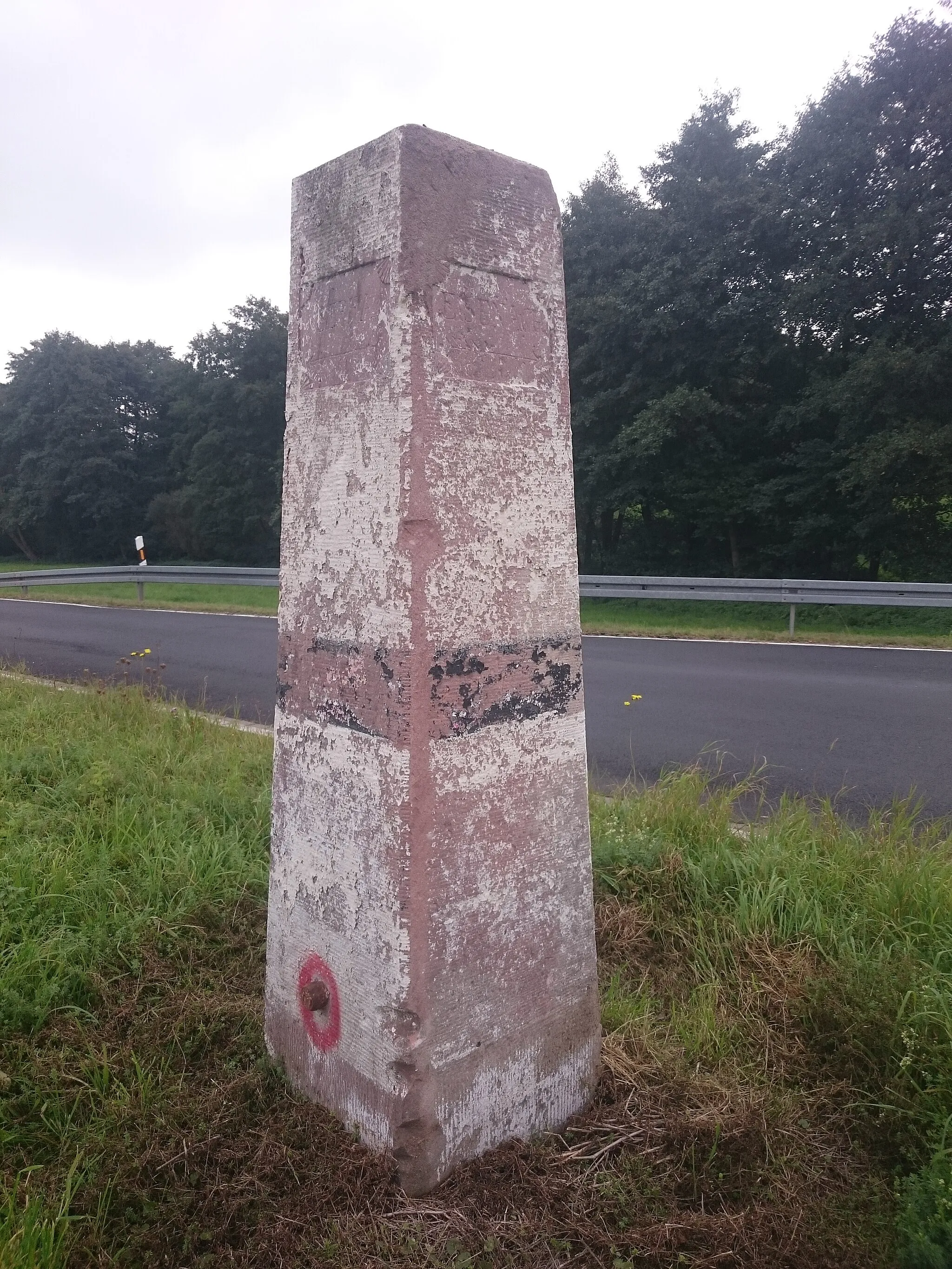 Photo showing: Der Wegweiser-Stein am Abzweig einer Straße nach Kambachsmühle an der B 84 westlich von Kieselbach.