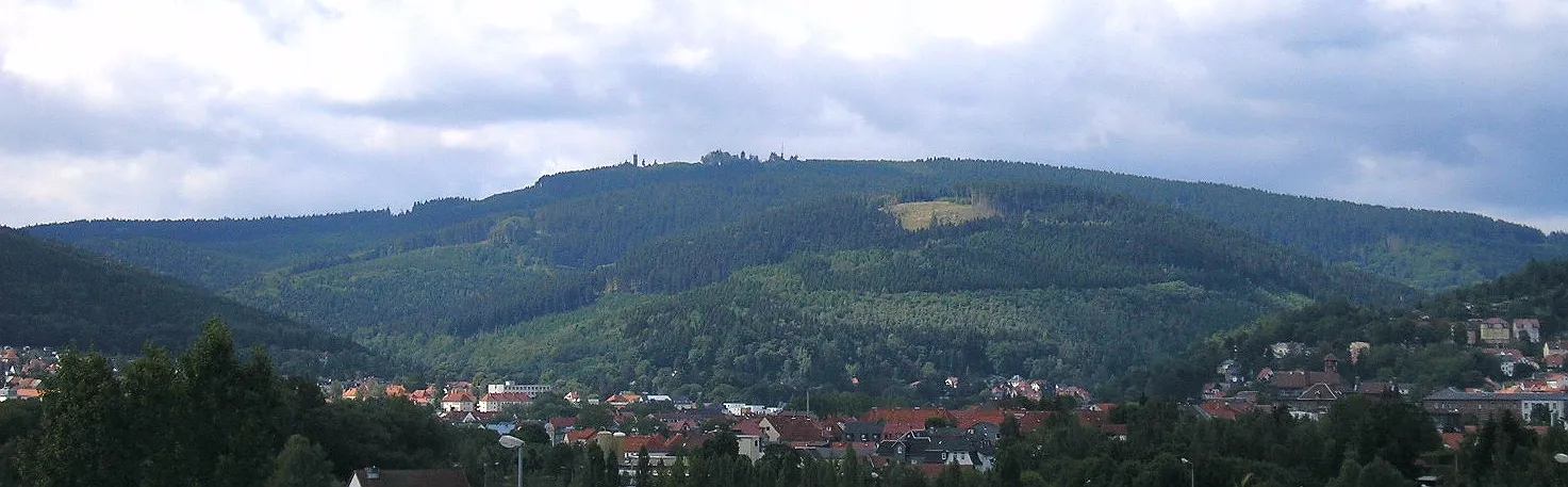 Photo showing: Der Kickelhahn bei Ilmenau (Thüringen), davor die Stadt. Aufgenommen: am Vogelherd, Pörlitzer Höhe