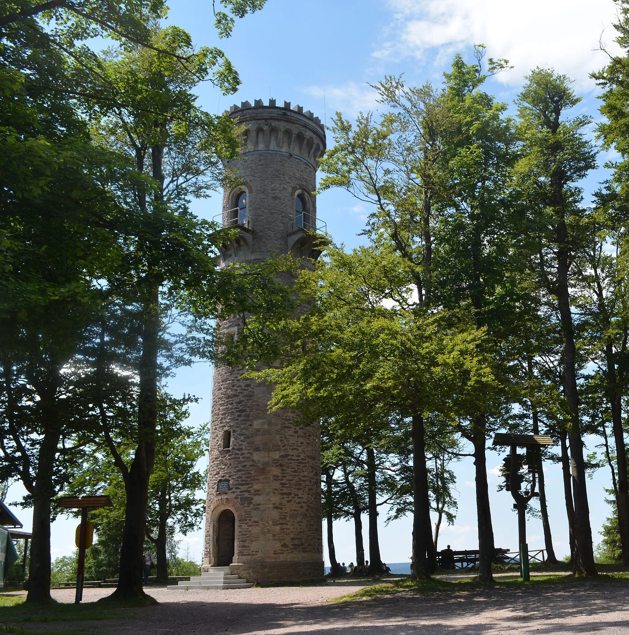 Photo showing: Der Aussichtsturm mit 24 Meter Höhe entstand zu Ehren von Maria Pawlowna, der Frau des Herzogs Carl Friedrich von Sachsen-Weimar-Eisenach. Er liegt am Goethewanderweg Ilmenau-Stützerbach.