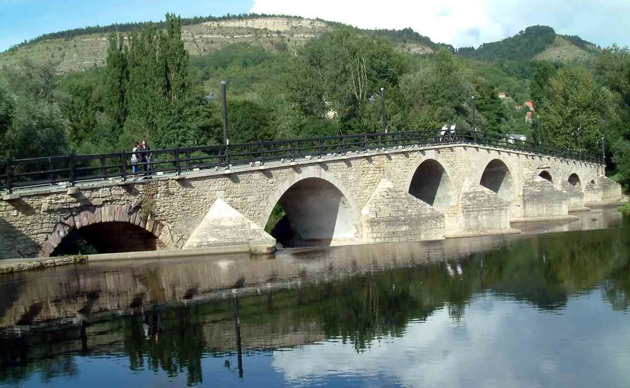 Photo showing: Alte Burgauer Brücke in Jena Burgau, im Hintergrund der Johannisberg