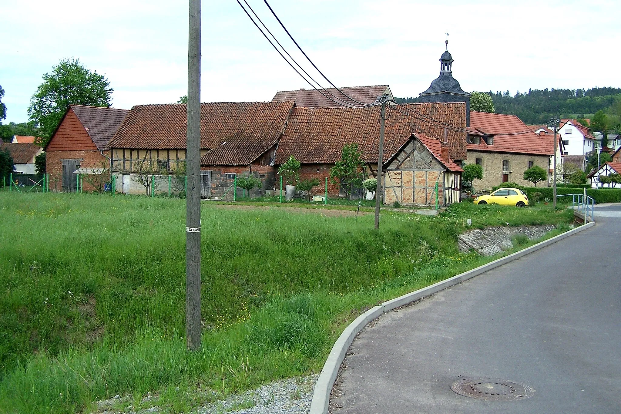 Photo showing: Teilansicht der Ortslage mit Kirche von Westen.