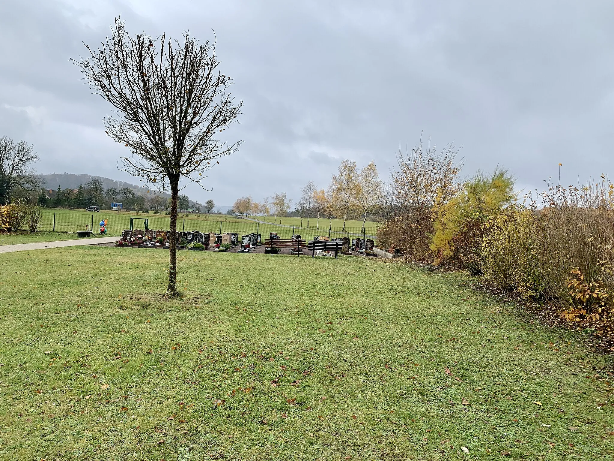 Photo showing: Der Ütterodaer Friedhof vereint Ruhe und Gelassenheit. Egal ob man Grabpflege betreibt, oder einfach bei einem Spaziergang kurz seine Verwandten besucht, der Friedhof bietet durch seine dezentrale Lage immer ein ruhiges Plätzchen.