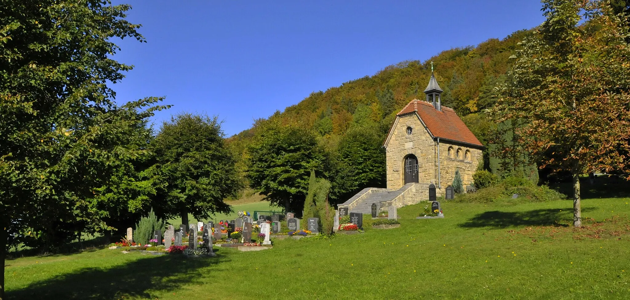 Photo showing: Saalborn, Friedhof mit Kapelle