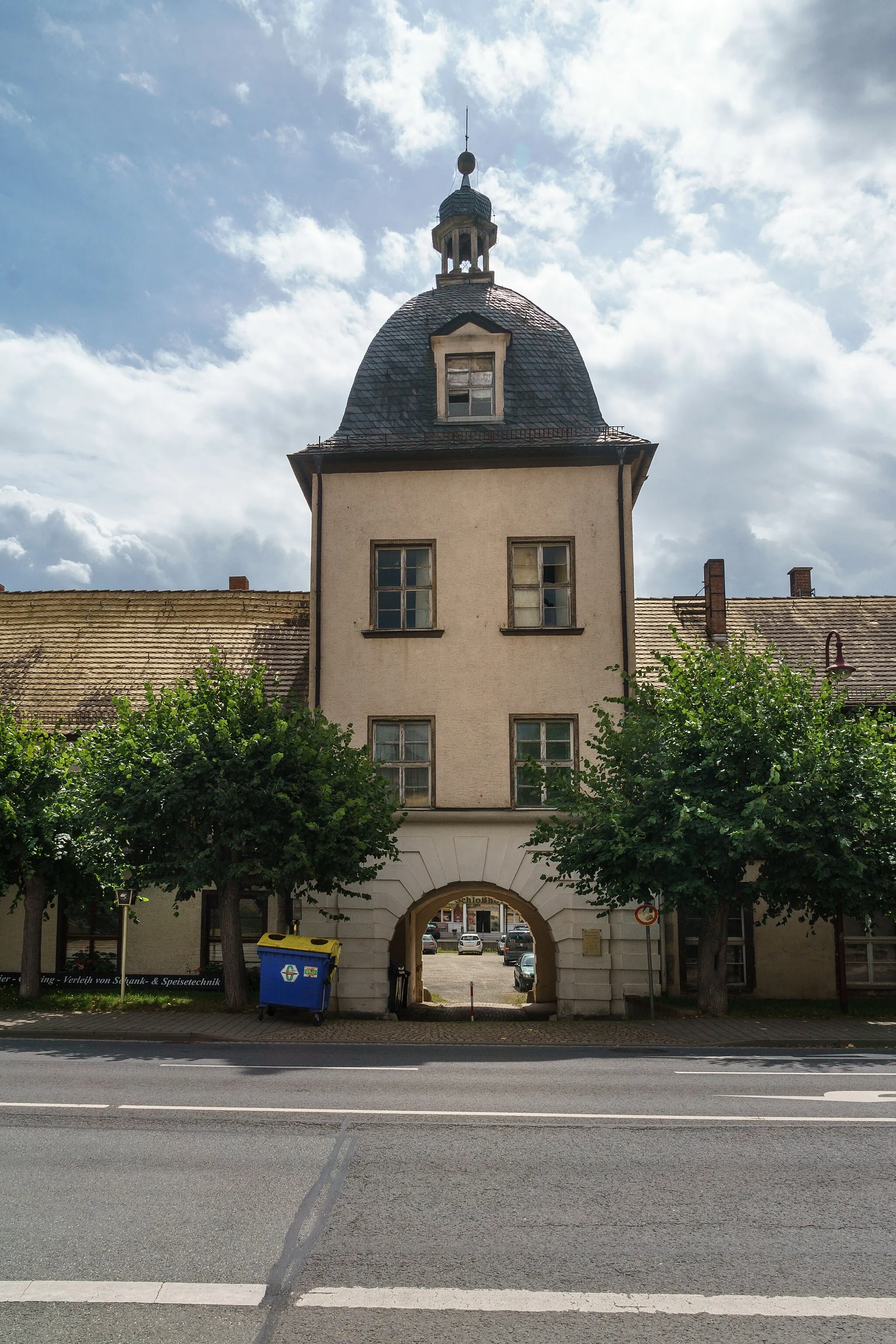 Photo showing: Torhaus des ehemaligen Schlosses, Julius-Sturm-Platz / Alexander-Puschkin-Straße in Bad Köstritz