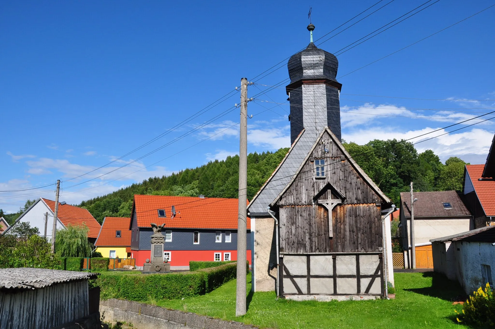 Photo showing: Village centre of Wolfsberg with church (municipality/Stadt Sangerhausen, Harz, Saxony-Anhalt, Germany).