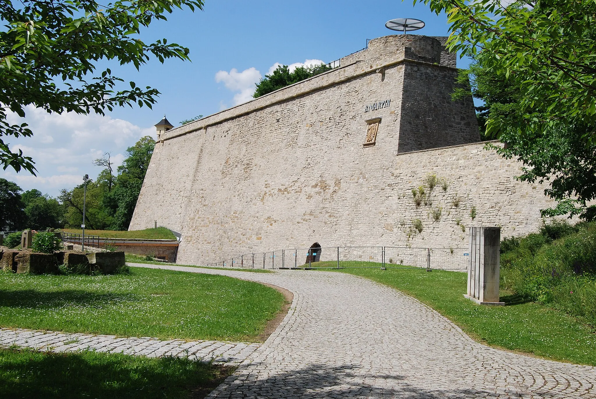 Photo showing: Die Südostseite der "Bastion Martin" im südlichen Teil der "Zitadelle Petersberg" in Erfurt am 31. Mai 2014