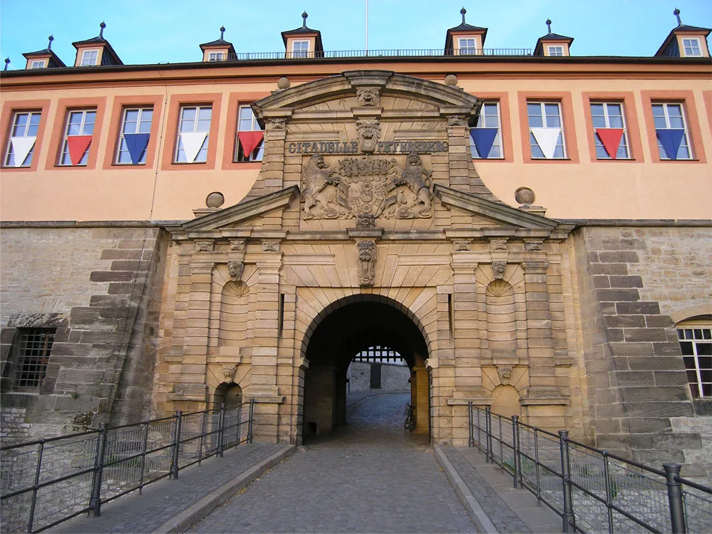 Photo showing: Peterstor (errichtet zwischen 1666 und 1668) mit Amtswappen von Johann Philipp von Schönborn, Haupttor der Zitadelle Petersberg in Erfurt