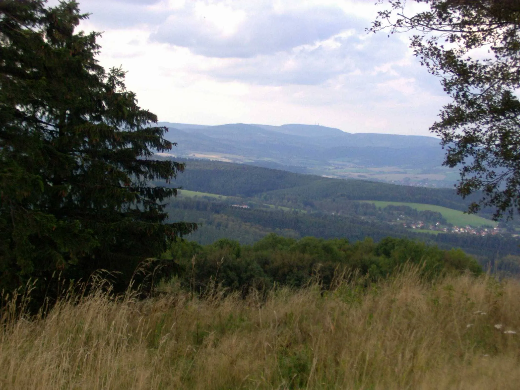 Photo showing: Der Große Inselsberg (916 m) vom Dolmar (739 m) aus gesehen.