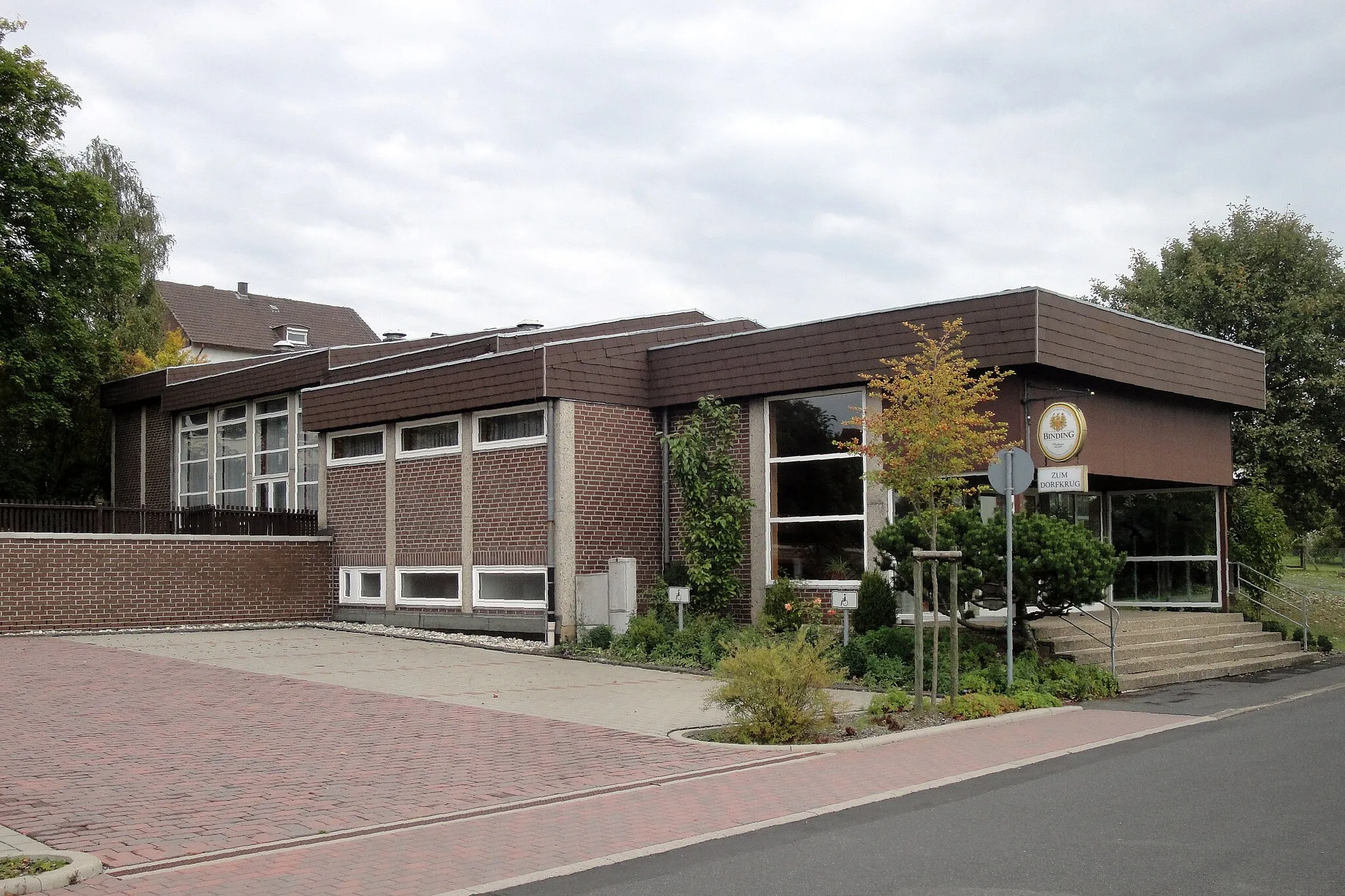 Photo showing: Zum Dorfkrug, Mehrzweckhalle Hönebach