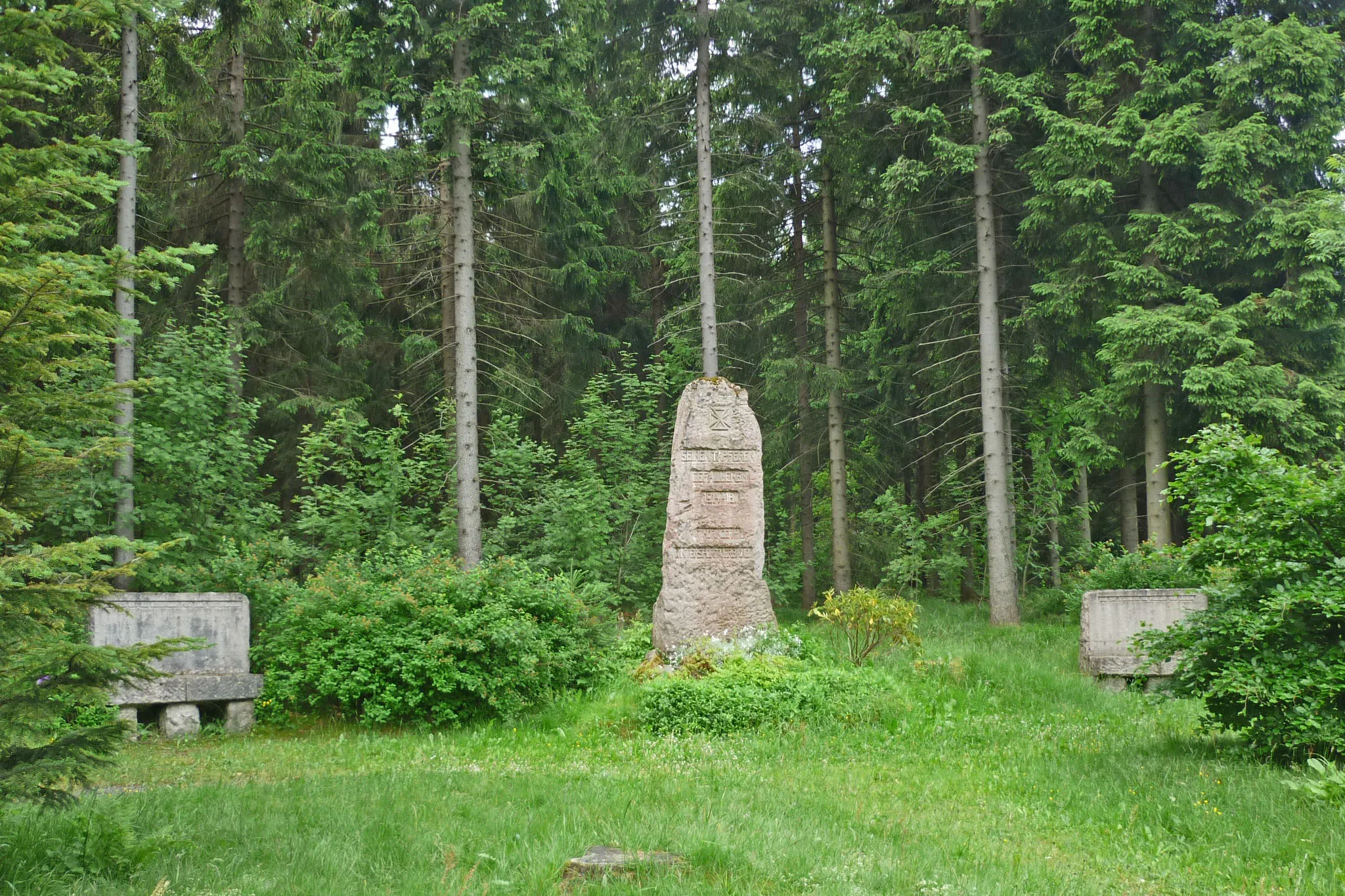 Photo showing: Ehrenmal für die im 1. Weltkrieg gefallenen Thüringer Wintersportler mit folgendem Text: 
„Seinen tapferen Gefallenen, 1914-18, Thüringer Wintersportverband. Nichts ist zu kostbar für das Vaterland. Wie sie starben, so wollen wir leben.“