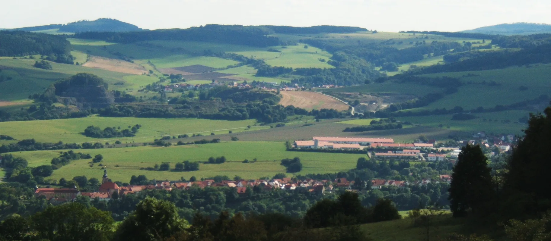 Photo showing: Blick im Gegenlicht vom Gläserberg auf de:Zella/Rhön, de:Klings, de:Empfertshausen