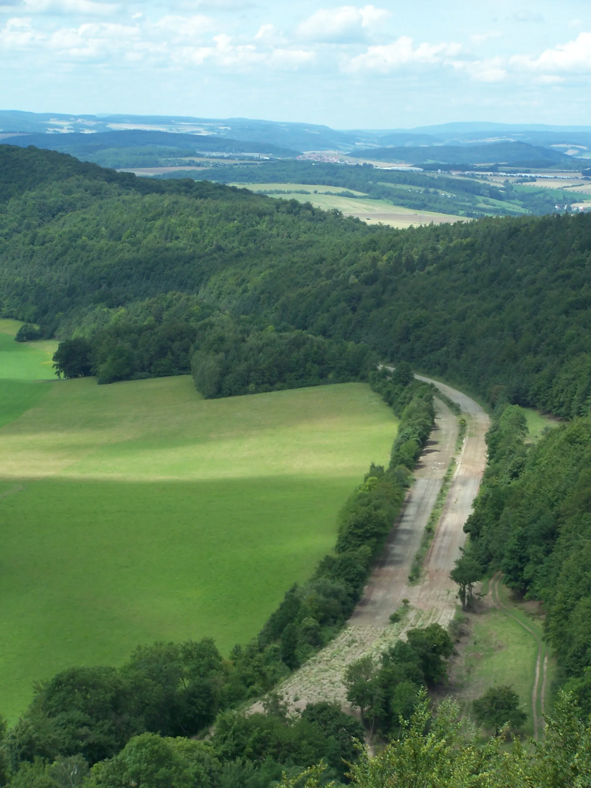 Photo showing: Ein ehemaliger Abschnitt der Bundesautobahn 4 östlich von Eisenach unterm Großen Hörselberg. Nach dem Abtragen der Fahrbahn wurde das Gelände zur Renaturierung bestimmt.