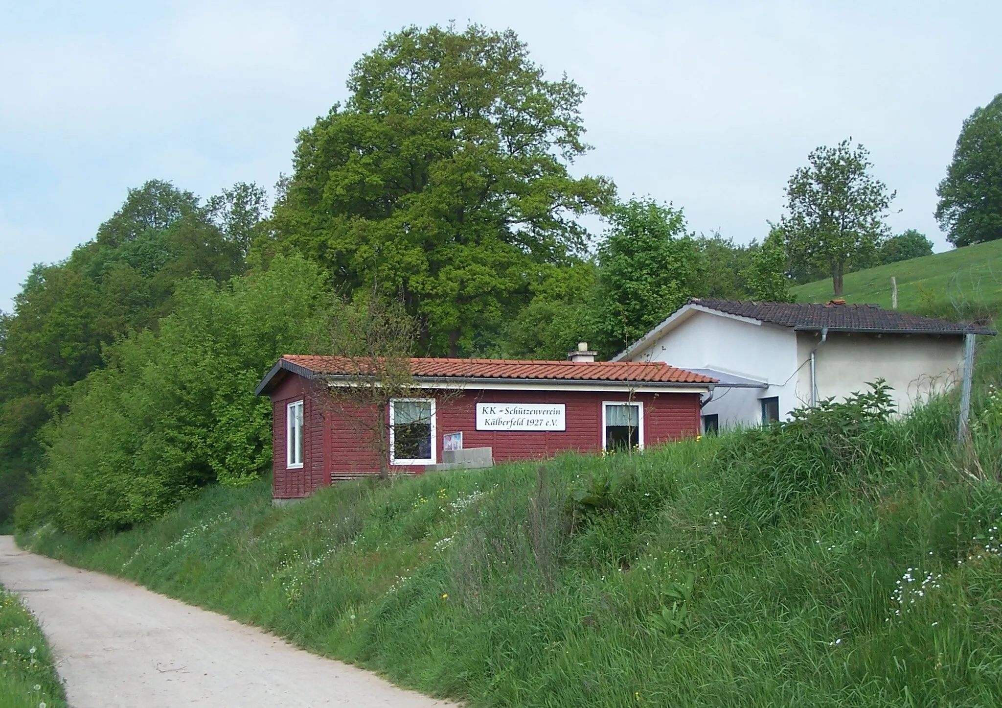 Photo showing: Das Schützenhaus am Ortsrand von Kälberfeld.