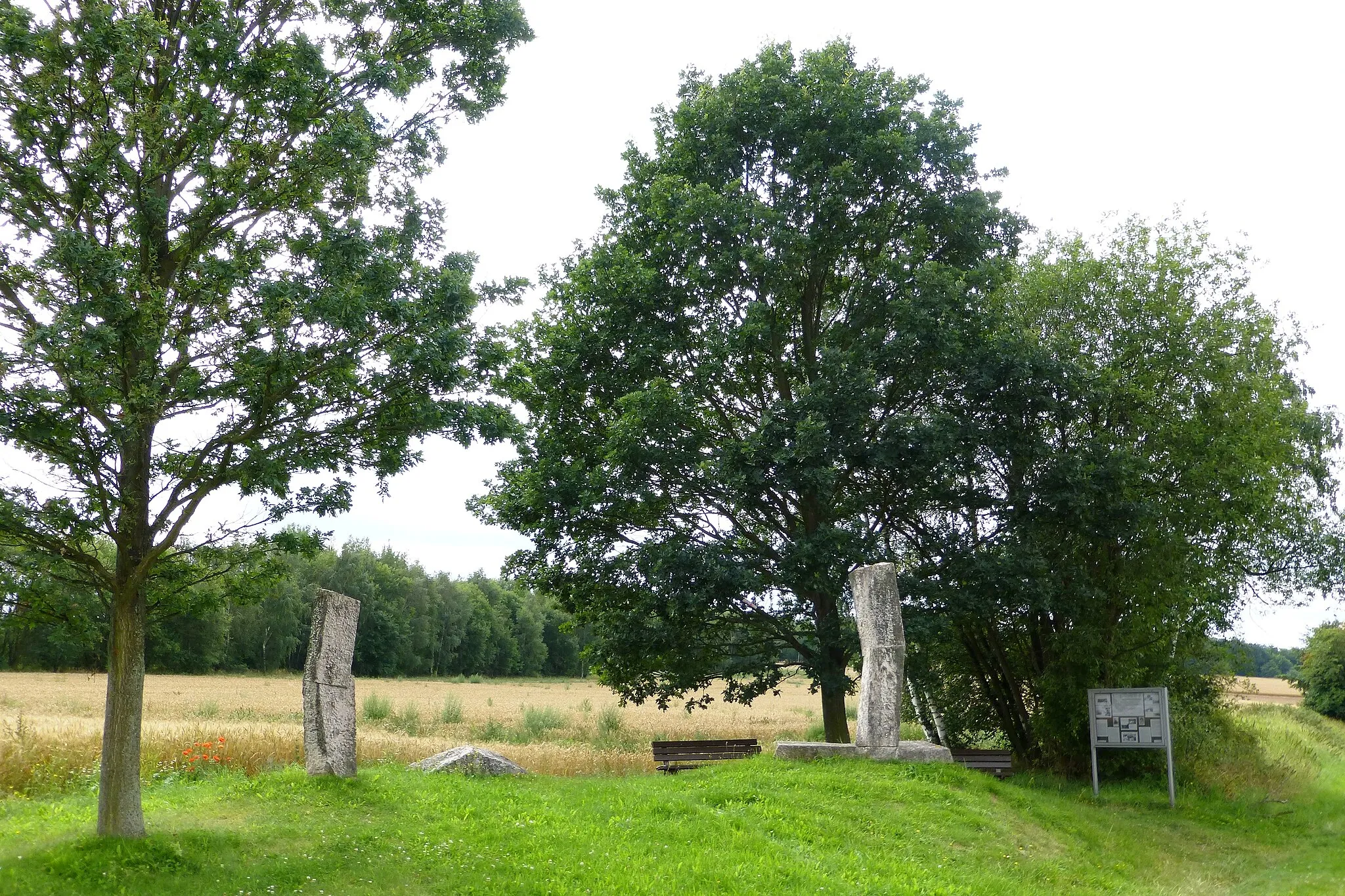 Photo showing: Steinskulptur des Bildhauers Roger Bischoff an der ehemaligen innerdeutschen Grenze zwischen Böseckendorf und Nesselröden, errichtet 1991