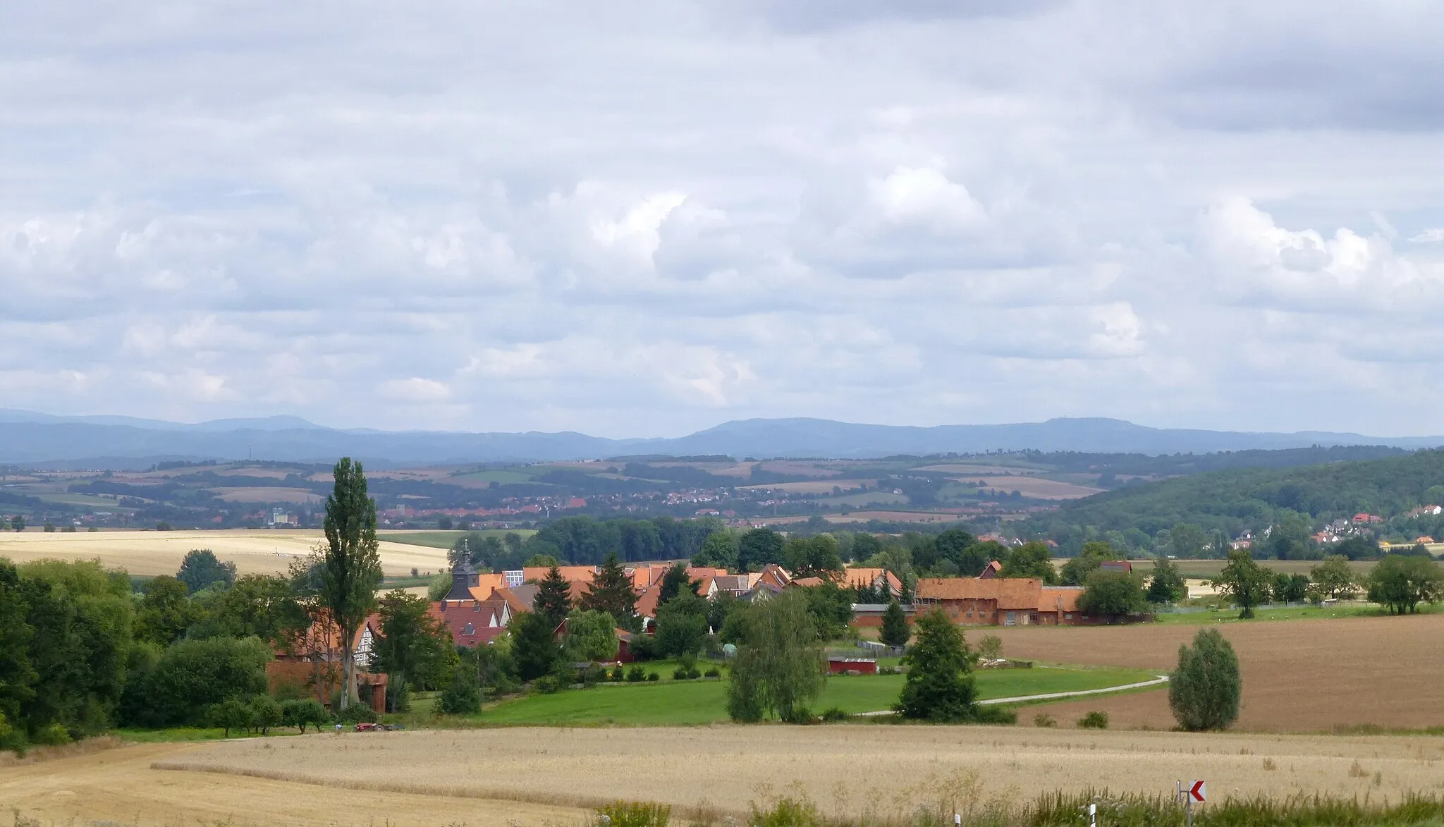 Photo showing: Blick von Südwesten auf und über Beseckendorf, Gemeinde Teistungen, Landkreis Eichsfeld