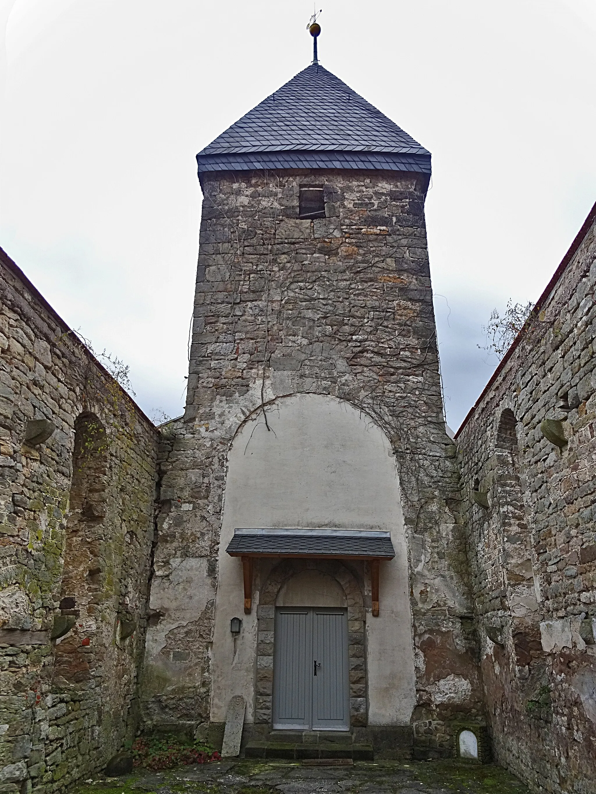 Photo showing: Dorfkirche St. Martin (Oberwillingen), Teilruine von Westen