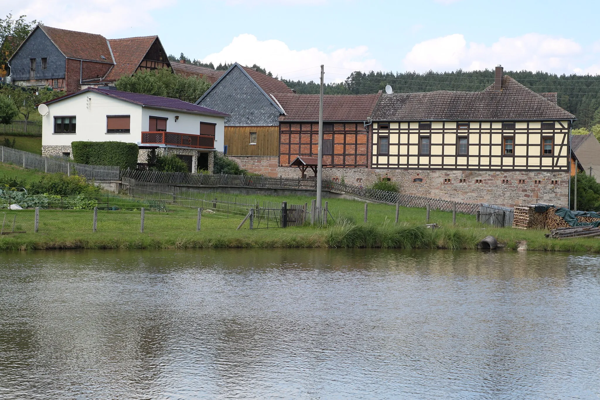 Photo showing: Untergneus, Fischteich mit Gehöft