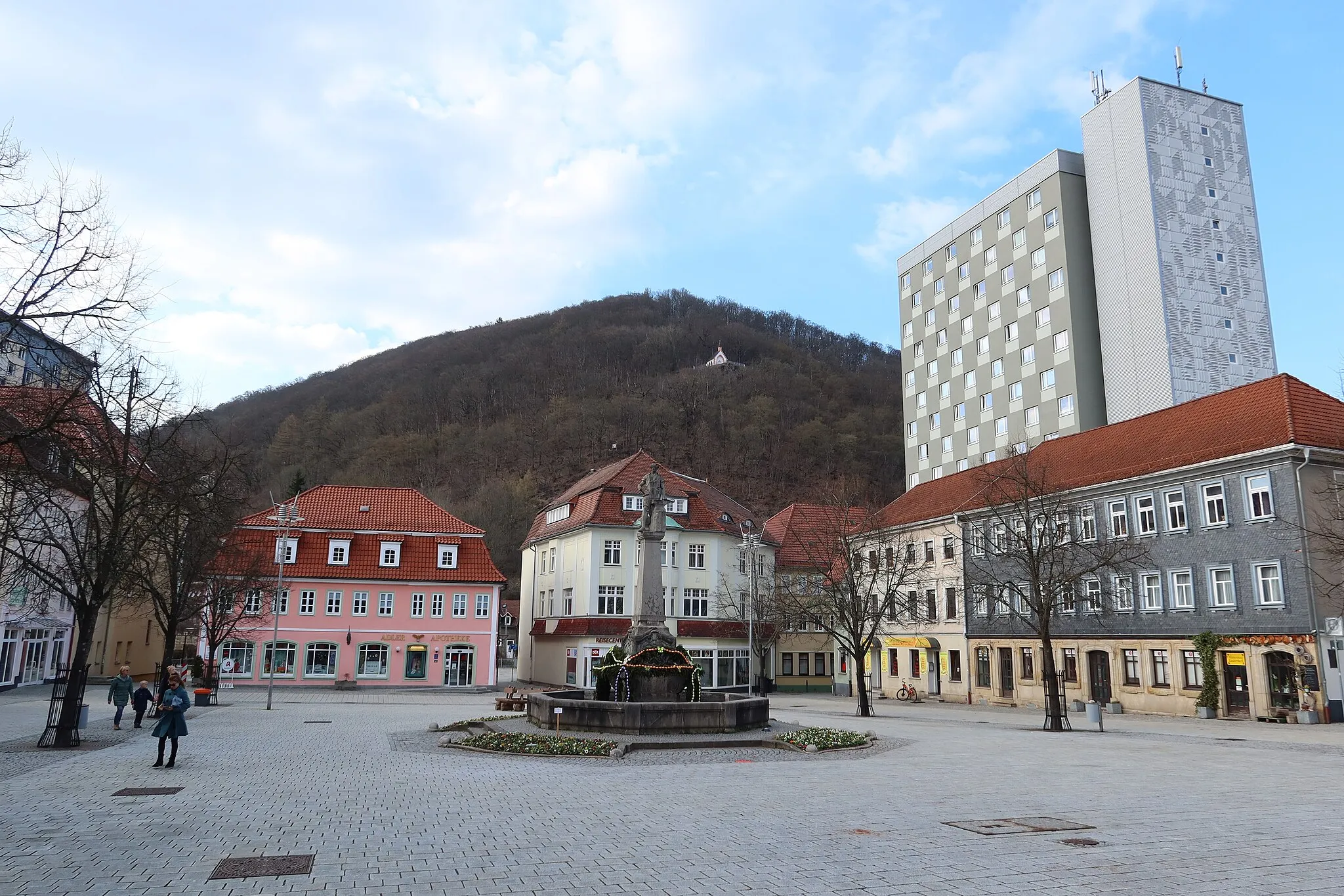 Photo showing: Marktplatz Suhl mit Osterdeko verzierter Springbrunnen Waffenschmied