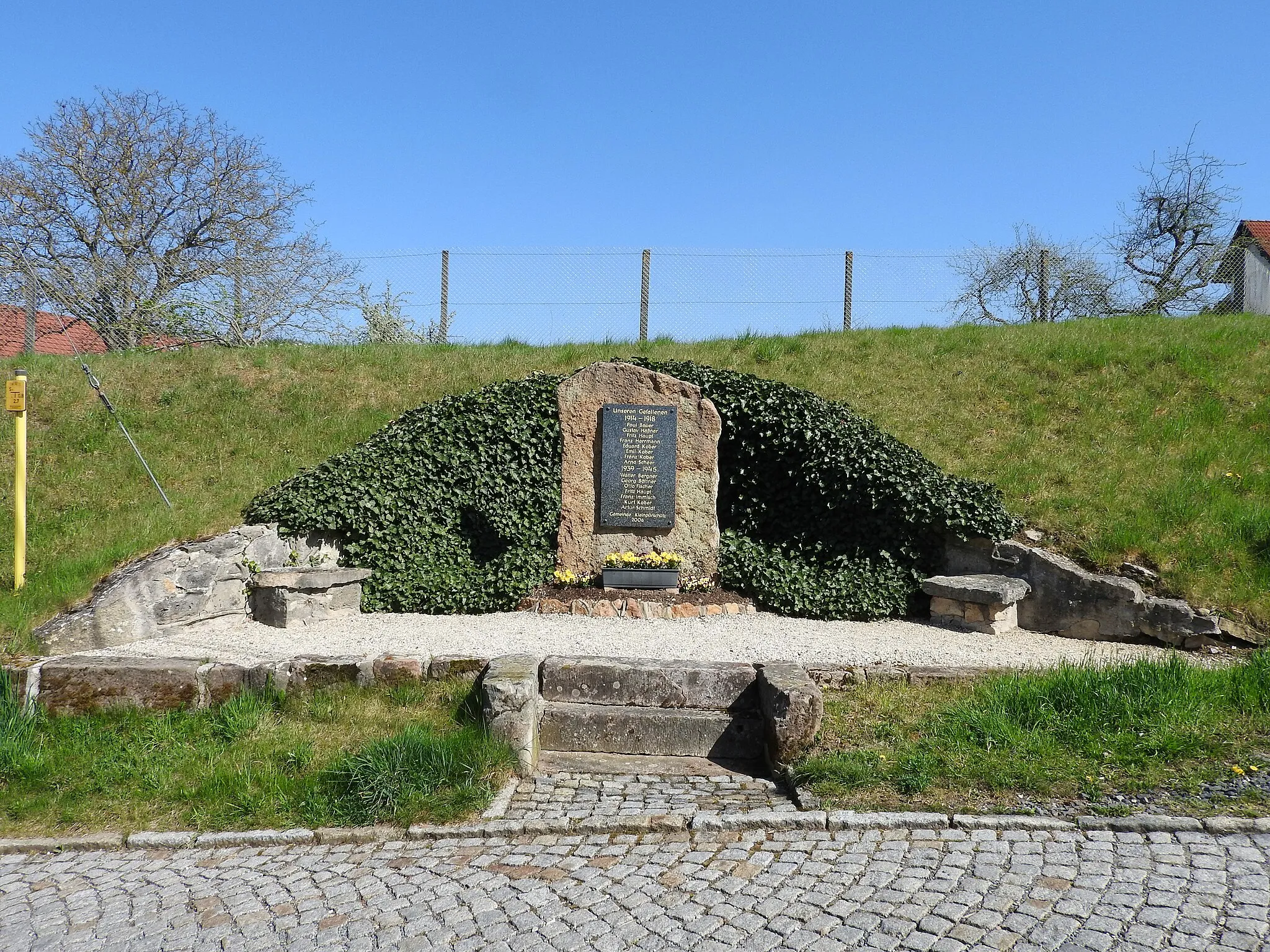 Photo showing: Kriegerdenkmal in Kleinpürschütz, Thüringen