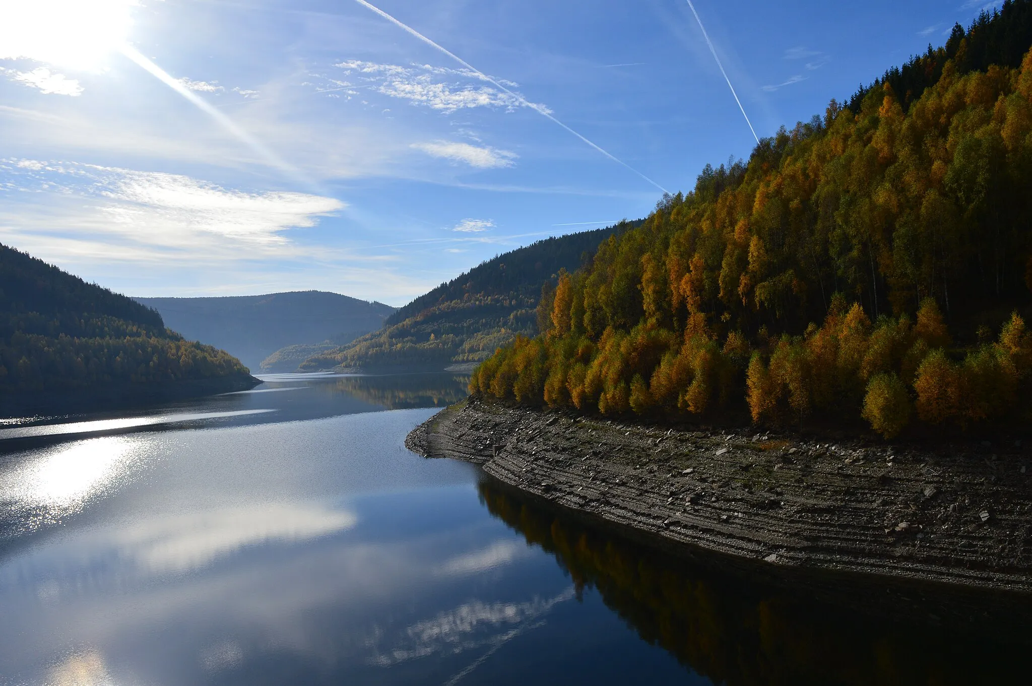 Photo showing: Blick von der Mauerkrone auf den See der Talsperre Leibis-Lichte.