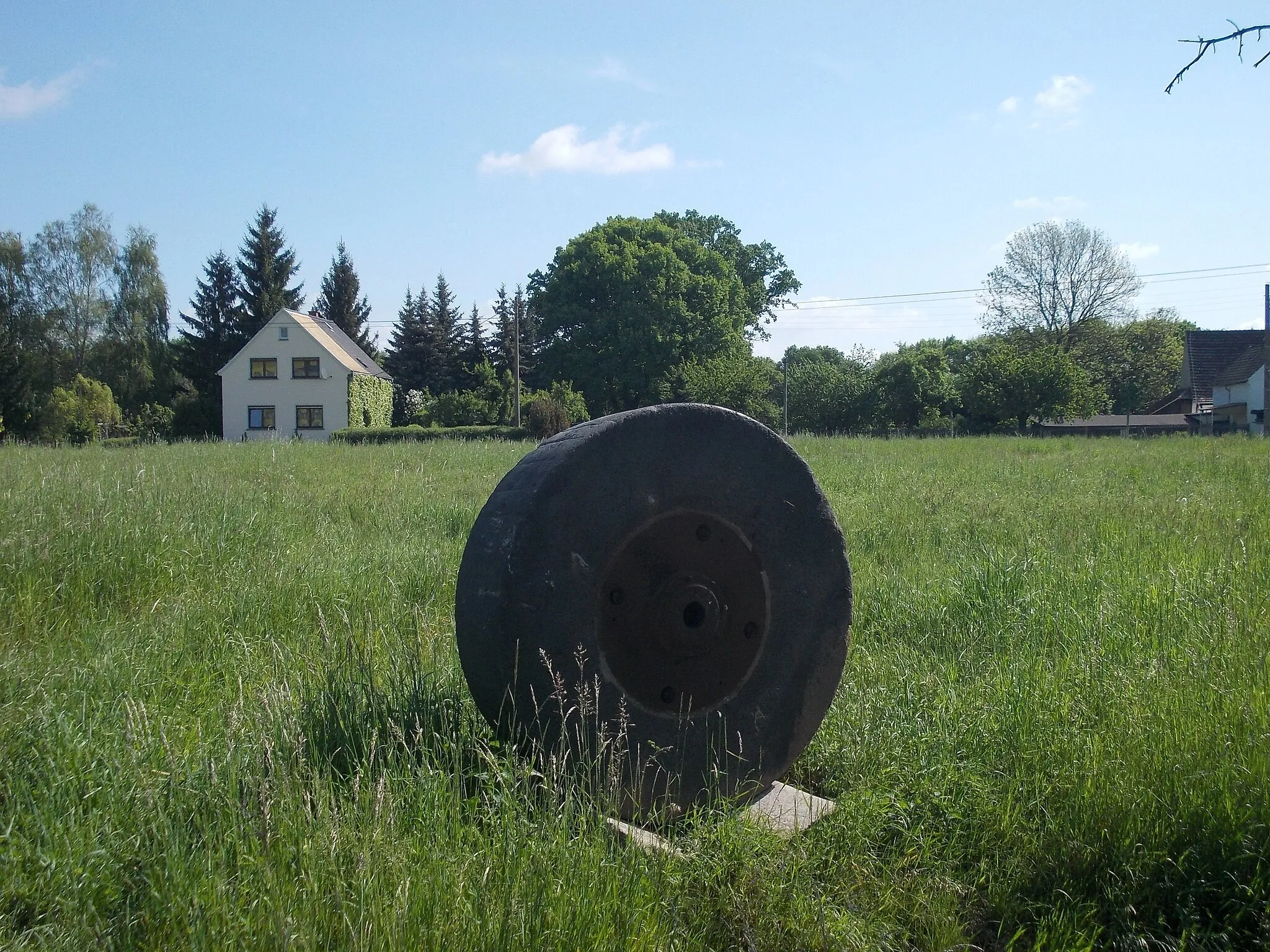 Photo showing: Millstone in Schelchwitz (Windischleuba, Altenburger Land district, Thuringia)