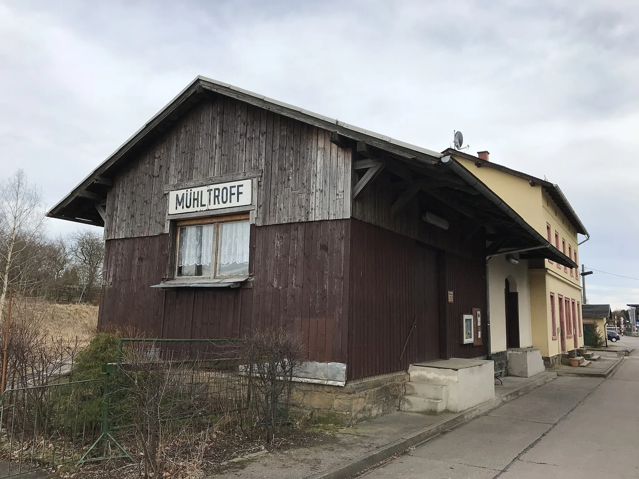 Photo showing: Bahnhof Mühltroff, ehemaliger Güterschuppen (2018)