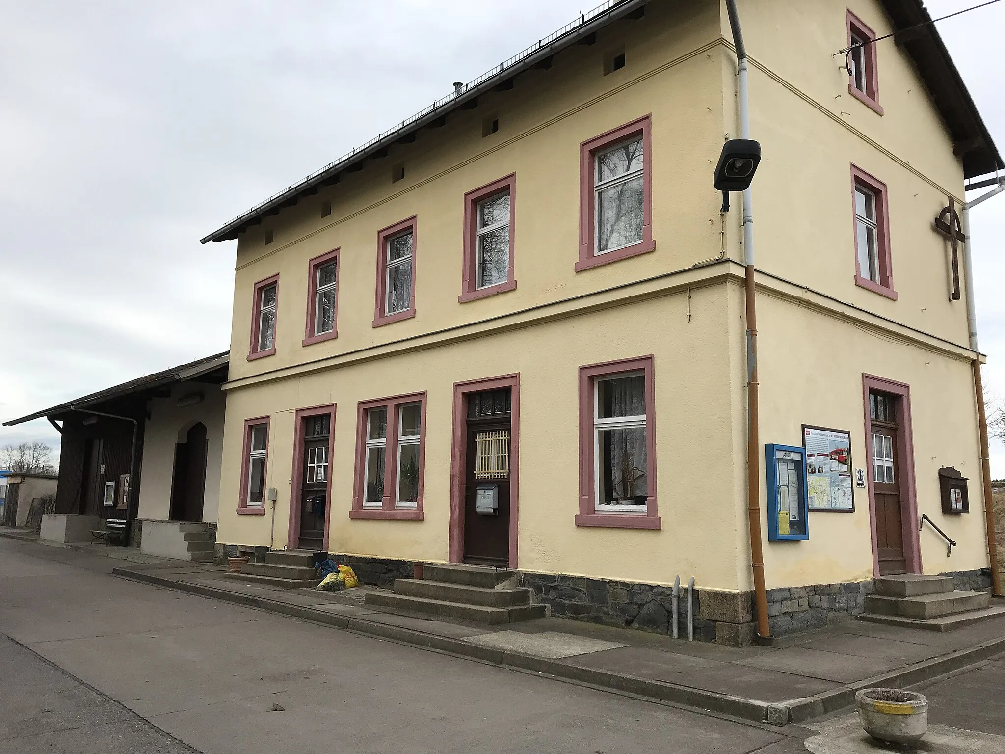 Photo showing: Bahnhof Mühltroff, Straßenseite (2018)