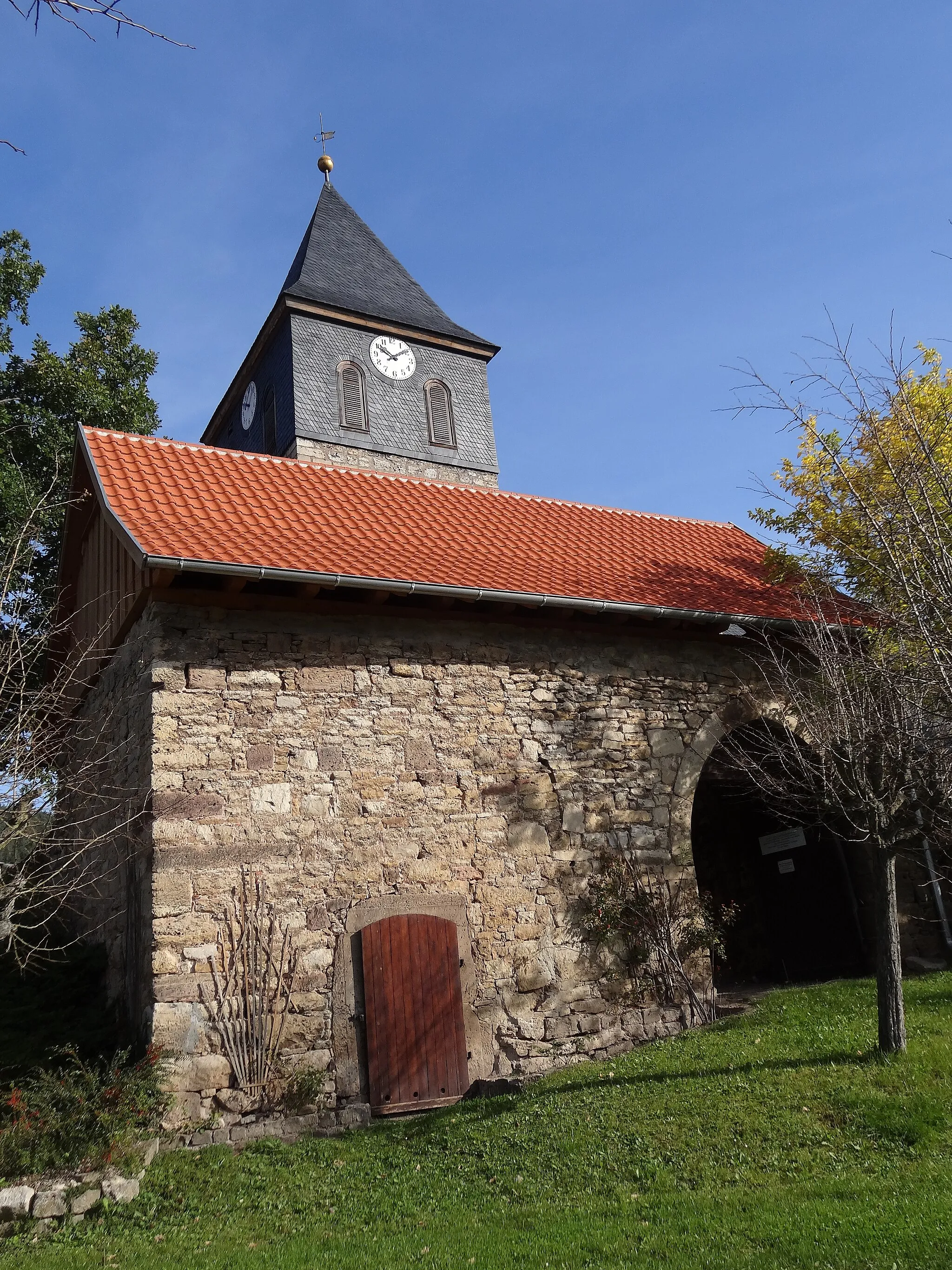 Photo showing: Entrance to the church yard of St. Otmar, Dosdorf, Thuringia, Germany
