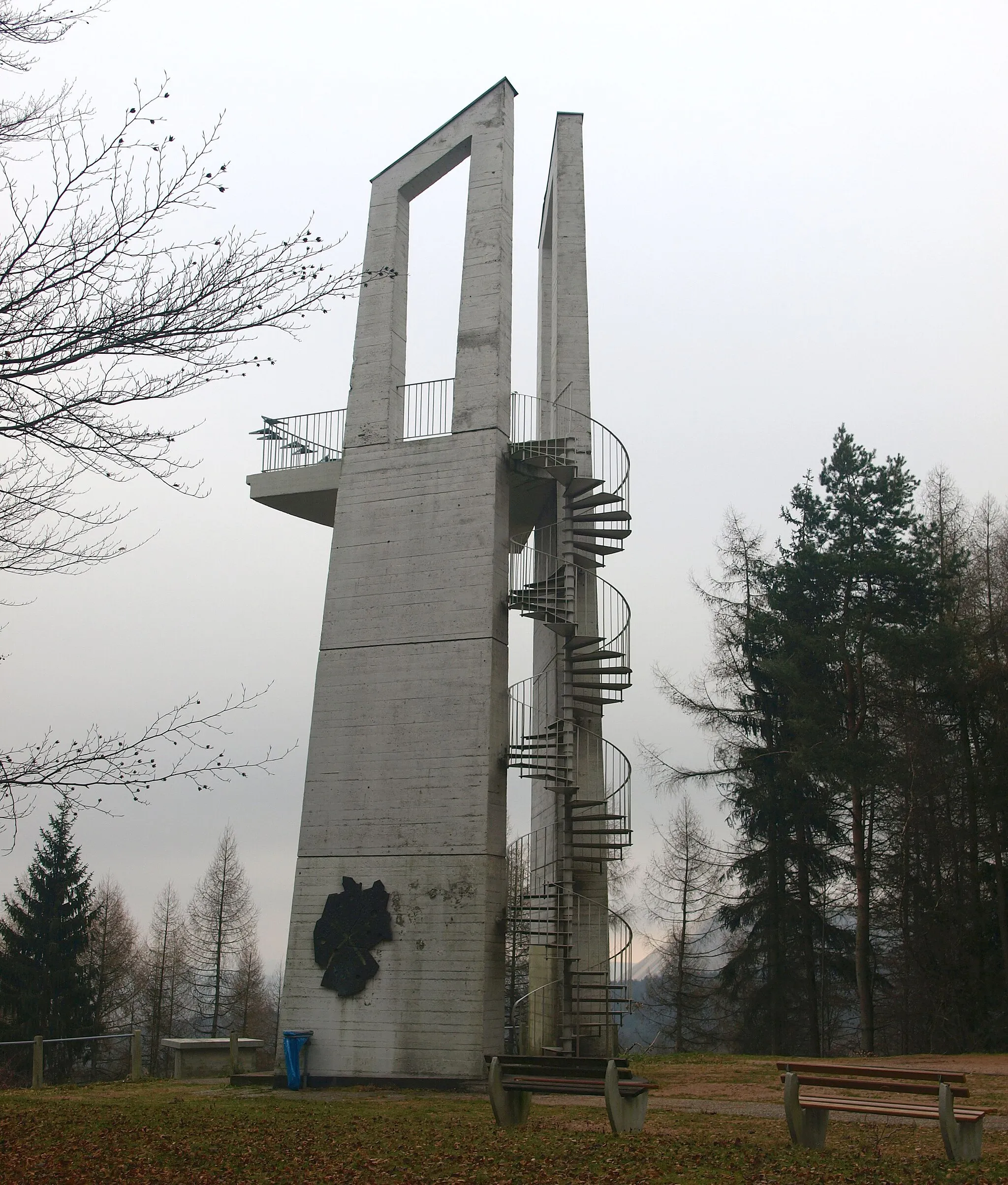 Photo showing: Das Mahnmal Bodelsruh ist eine zur deutschen Teilung errichtete Turmanlage oberhalb der hessischen Dörfer Wildeck-Hönebach und Heringen-Kleinensee. Der Turm wurde im Jahre 1963 von Kleinensee mit Unterstützung der hessischen Landesregierung gebaut.