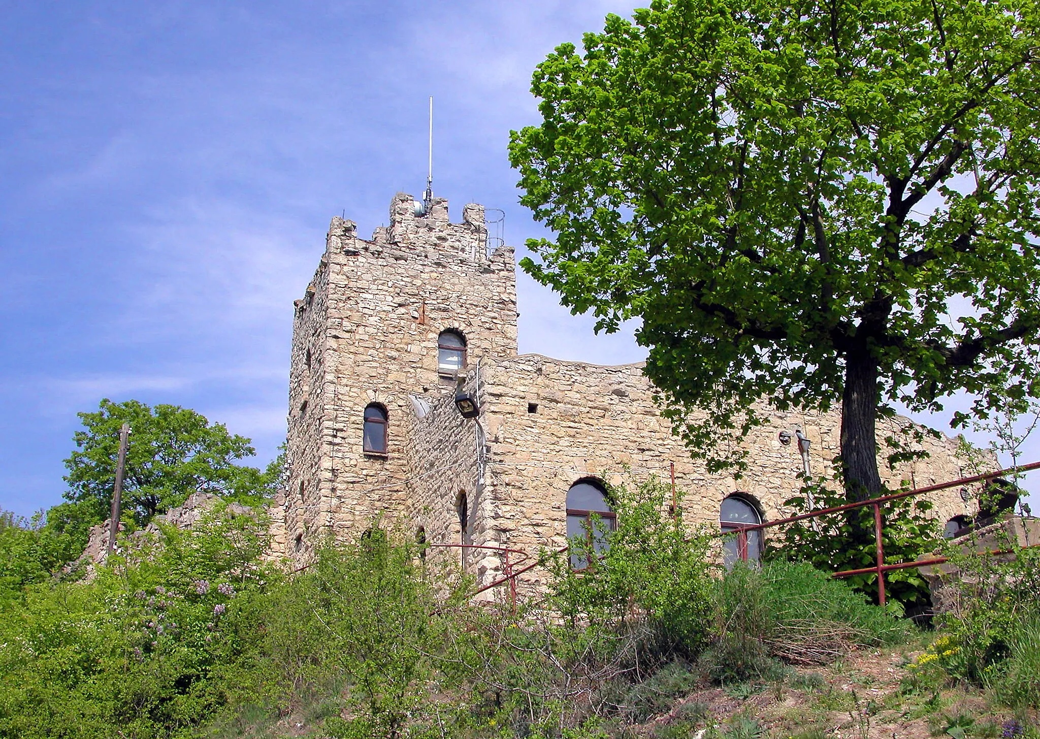 Photo showing: 03.05.2004   99518  Sonnendorf (Bad Sulza), Auf der Sonnenkuppe 1: Die Sonnenburg (GMP: 51.100574,11.530202) wurde 1907 nach historischen Vorbildern erbaut. Heute gastronomisch 
genutzt.                                                                                                                                                                                                                 [DSCN3207.JPG]20040503200DR.JPG(c)Blobelt