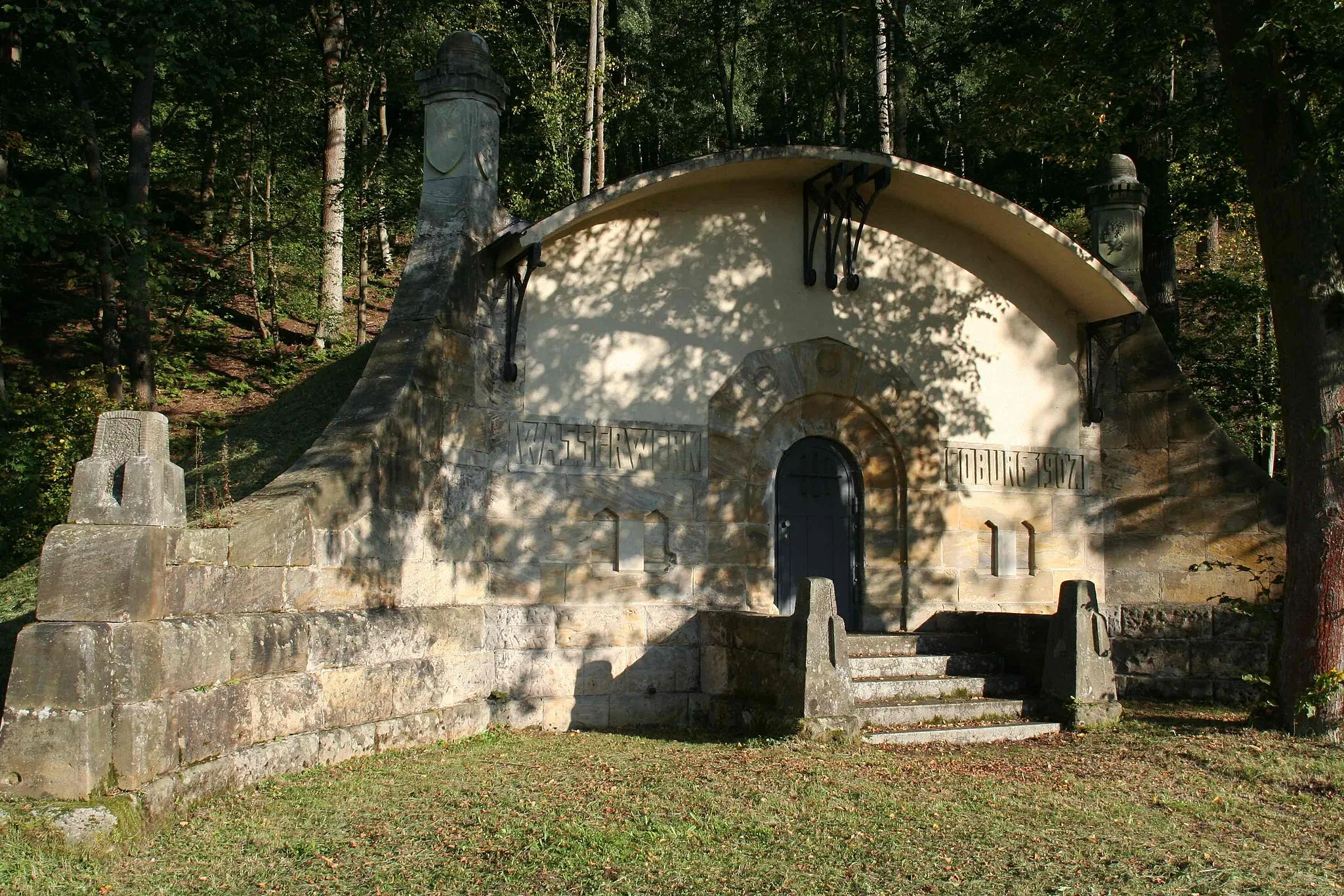 Photo showing: Brunnenhaus der Coburger Wasserversorgung bei (Rödental-) Fischbach (Froschgrund, Oberfranken)