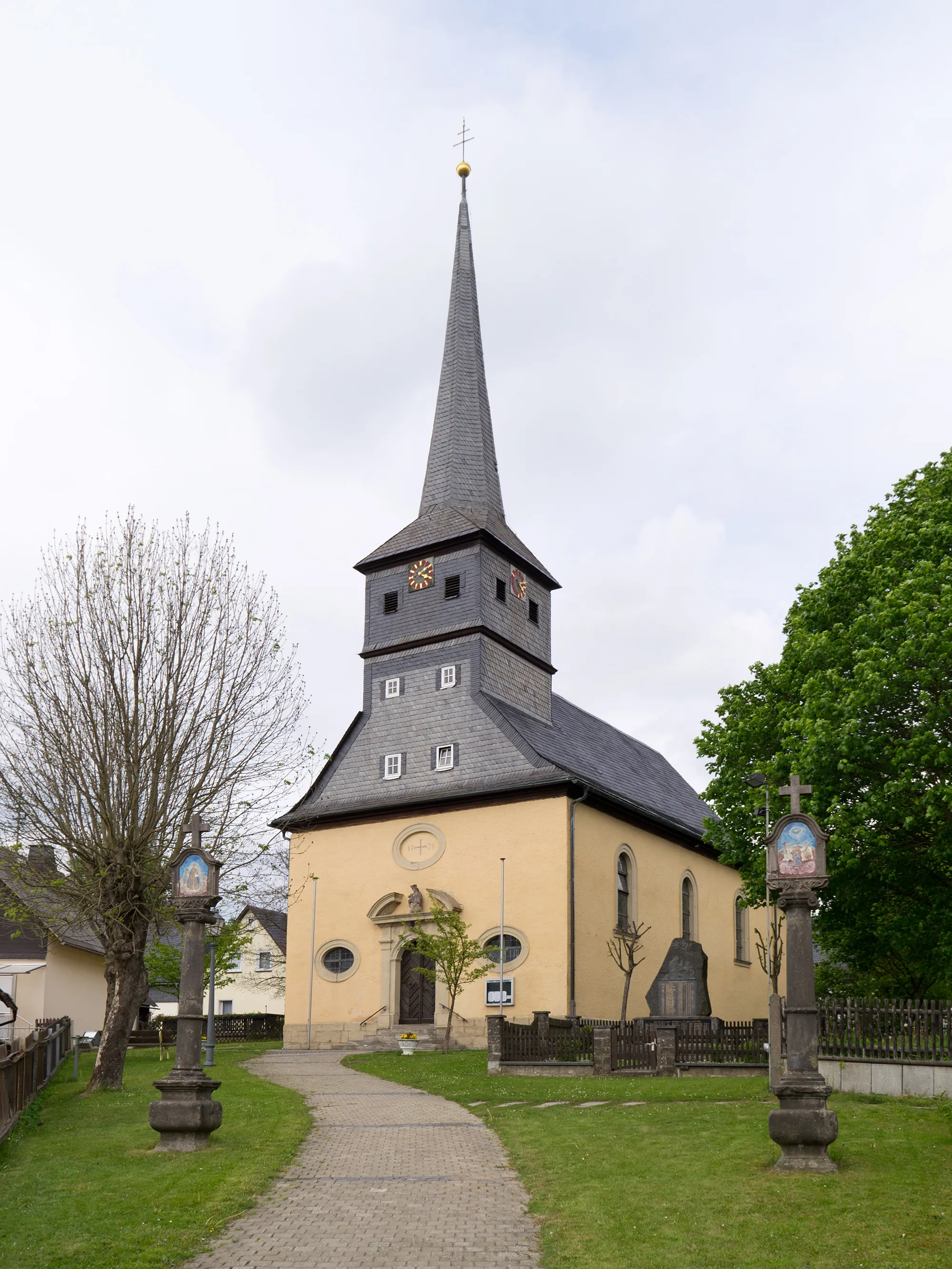 Photo showing: Wallfahrtskirche "Maria, Königin der Märtyrer und der 14 heiligen Nothelfer" im Ortsteil Haßlach der oberfränkischen Stadt Teuschnitz.