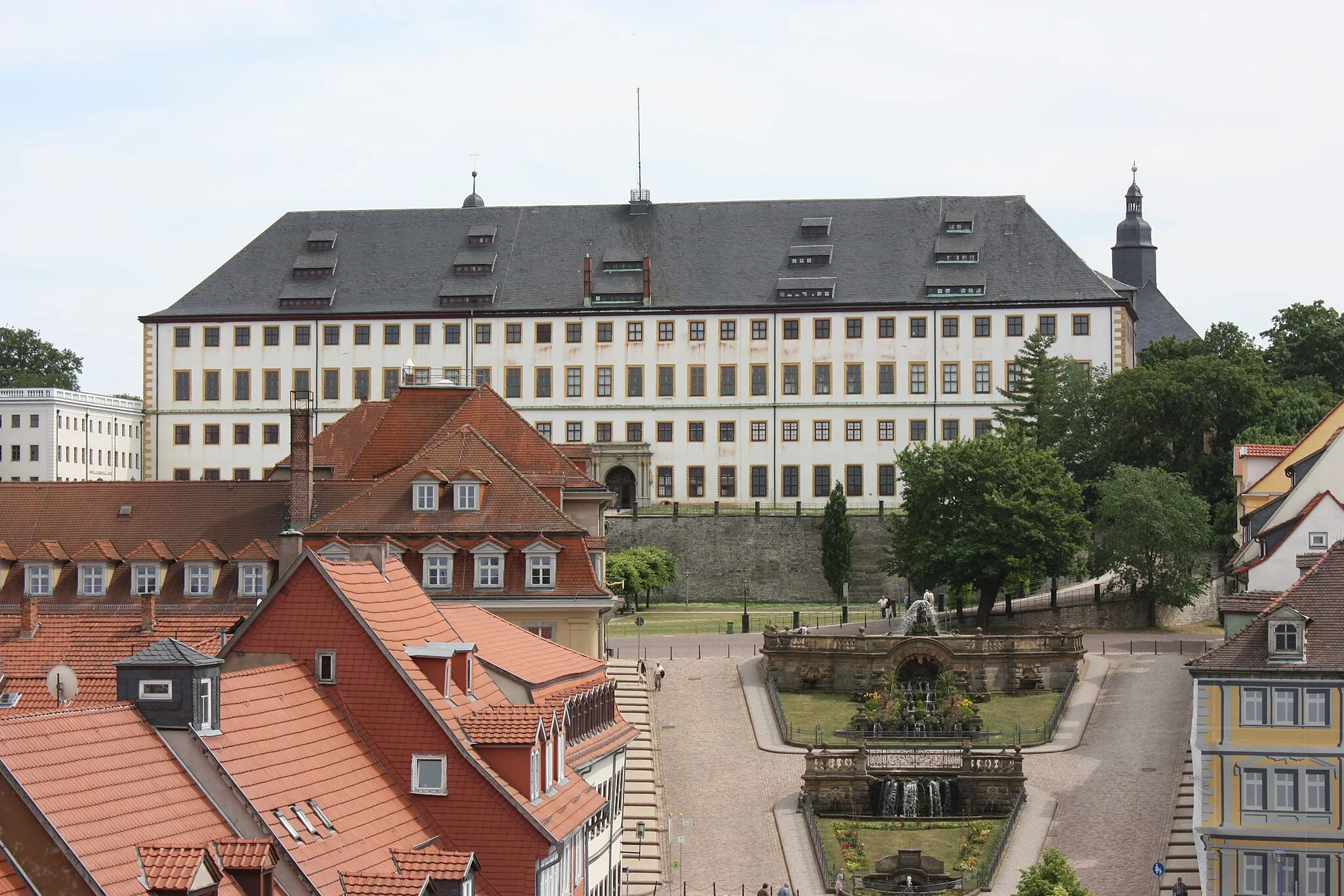Photo showing: Gotha, view from the tower of the old town hall to the Friedenstein Palace