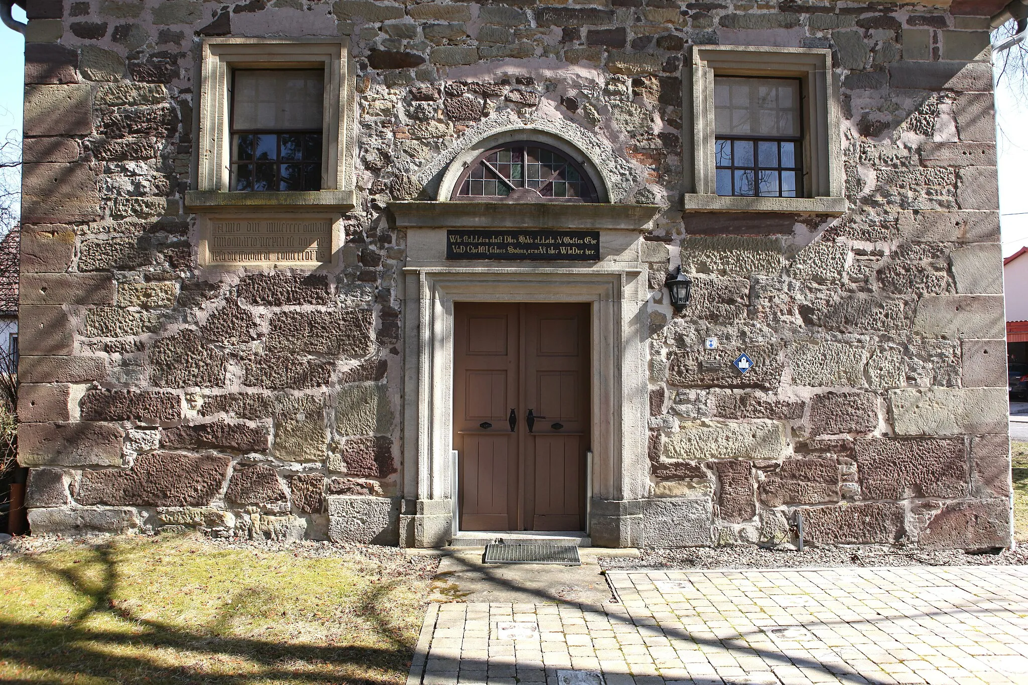 Photo showing: Bildbeschreibung: Portal der evangelisch-lutherischne Kirche St. Marien in Adelhausen, OT von Straufhain, Landkreis Hildburghausen